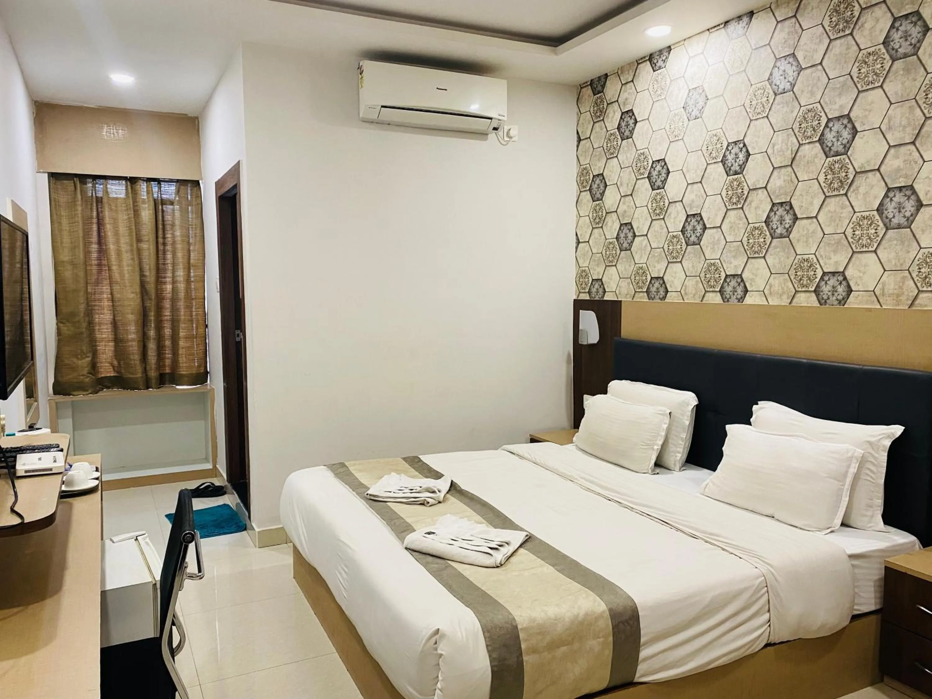 Bed in Hotel Saayein Residency