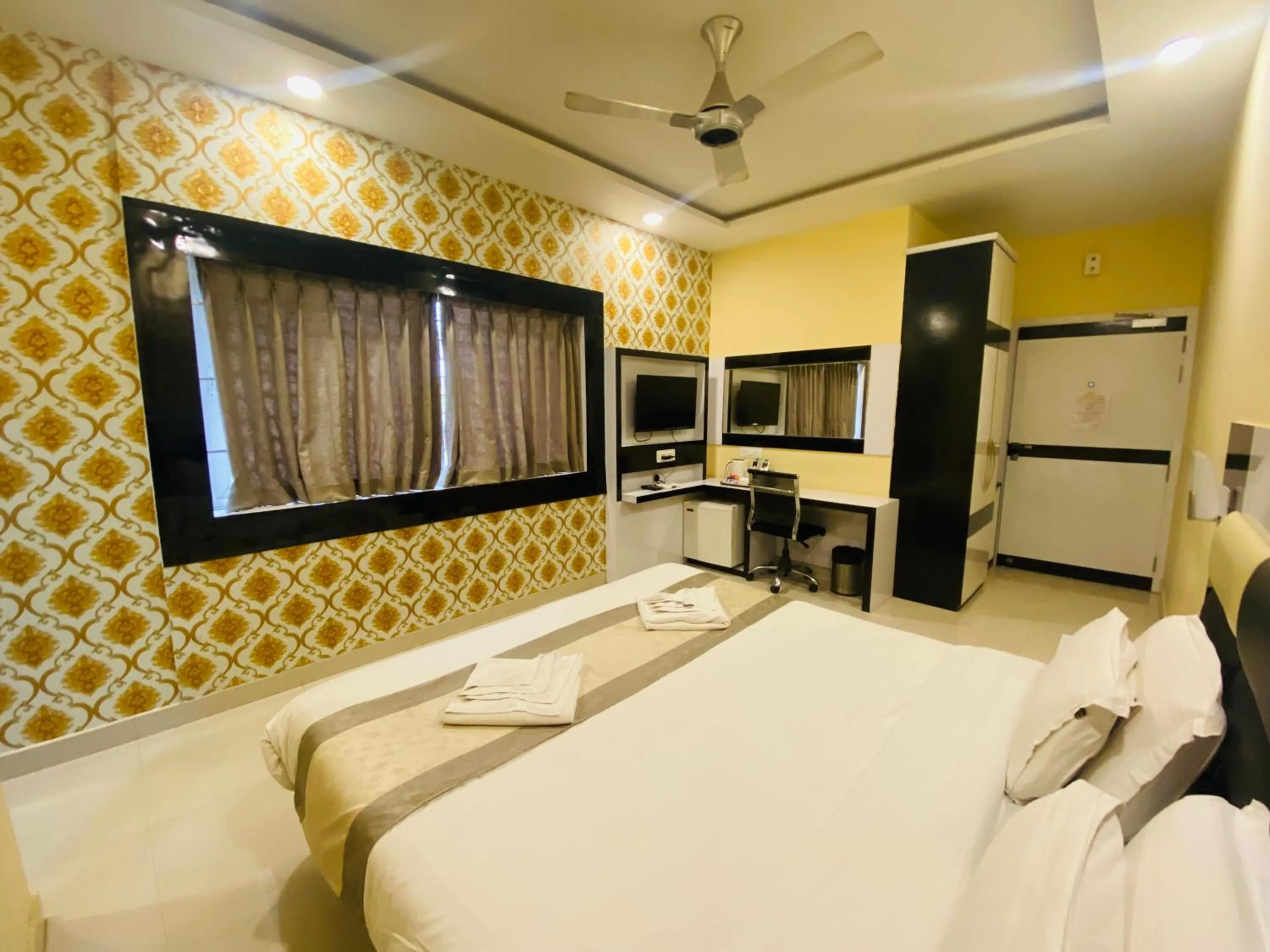 Bed in Hotel Saayein Residency