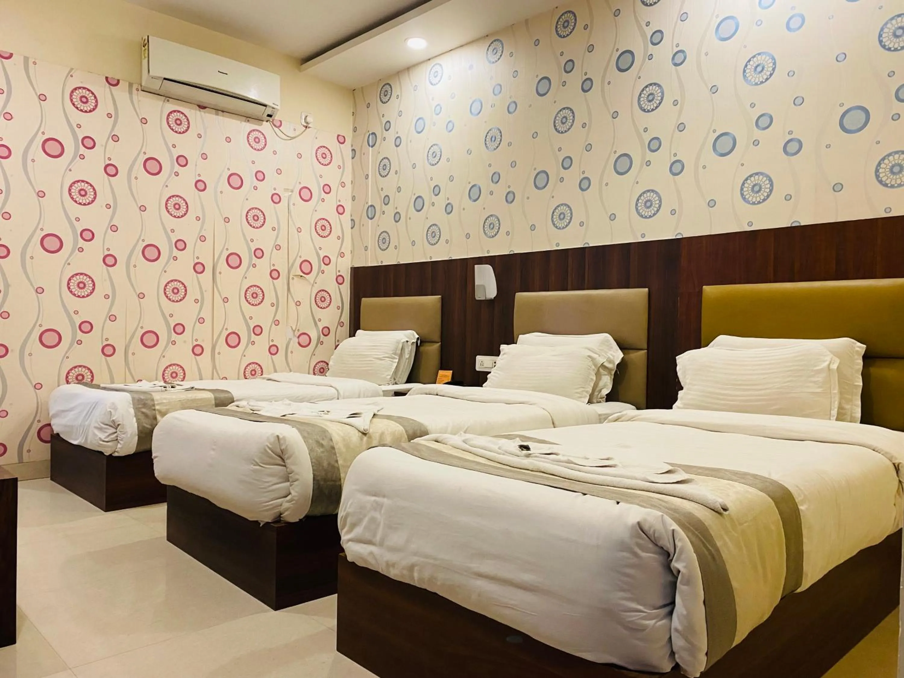 Bed in Hotel Saayein Residency