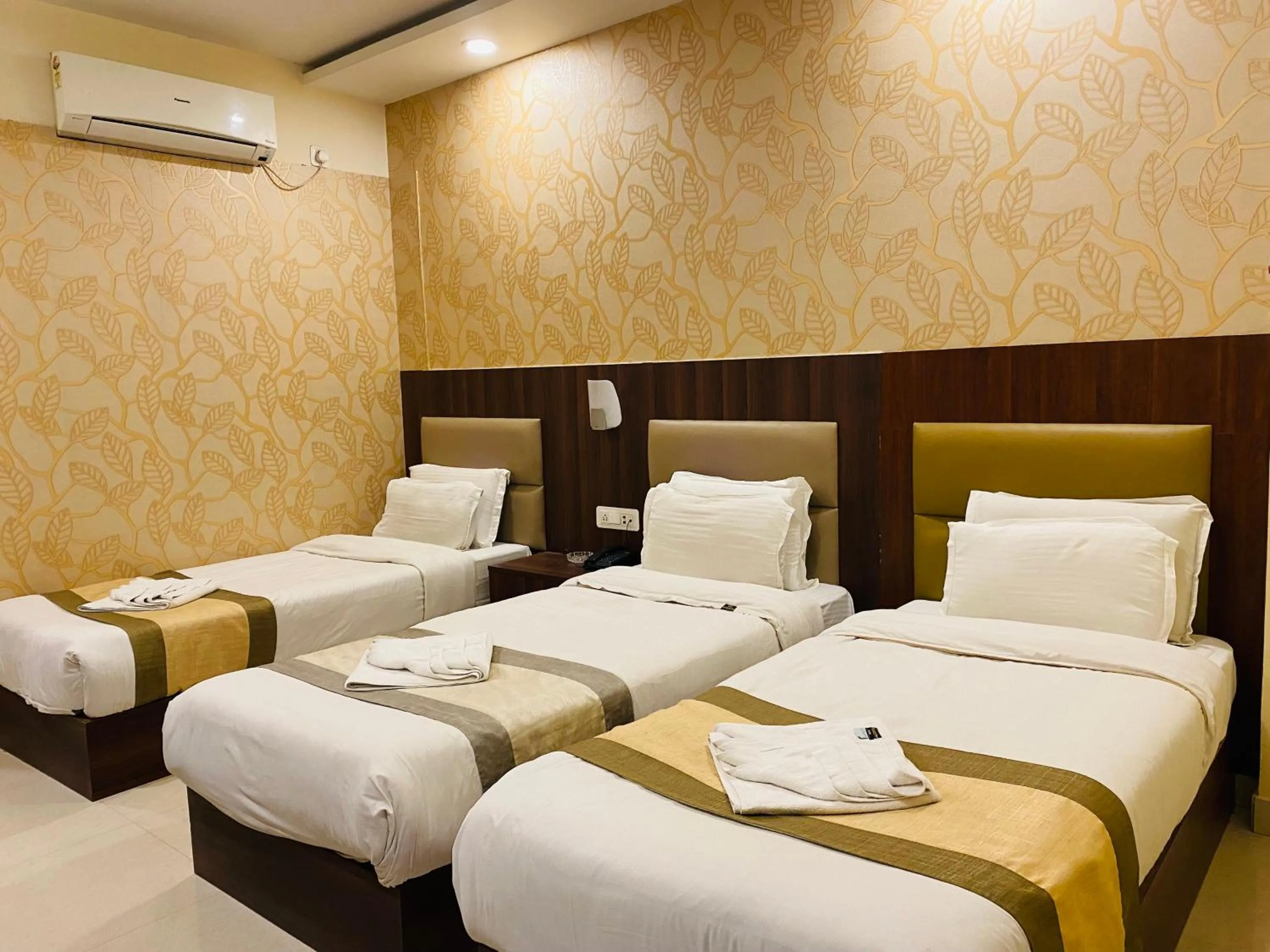 Bed in Hotel Saayein Residency