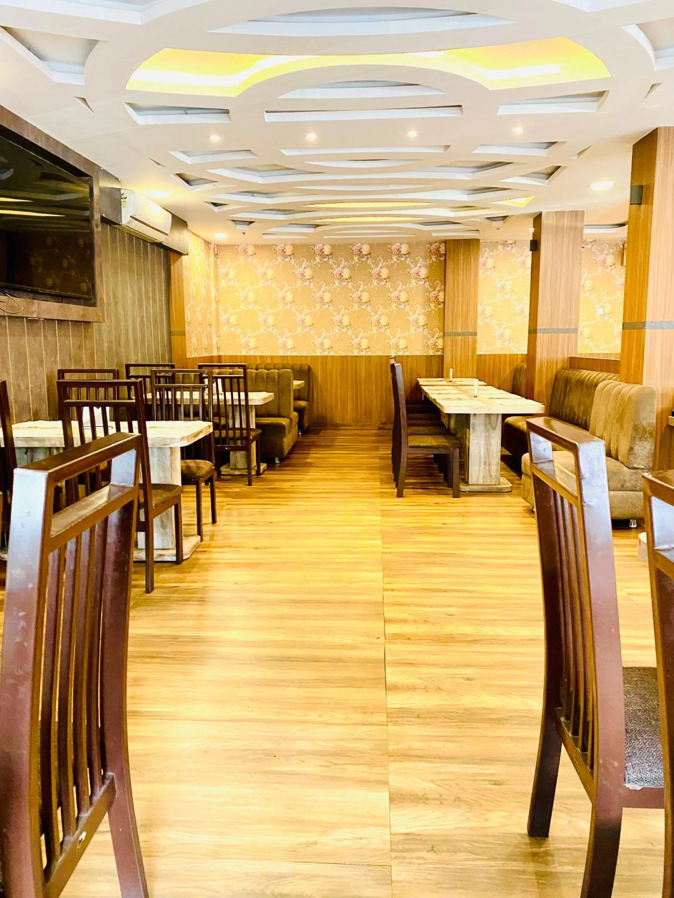 Restaurant/places to eat in Hotel Saayein Residency