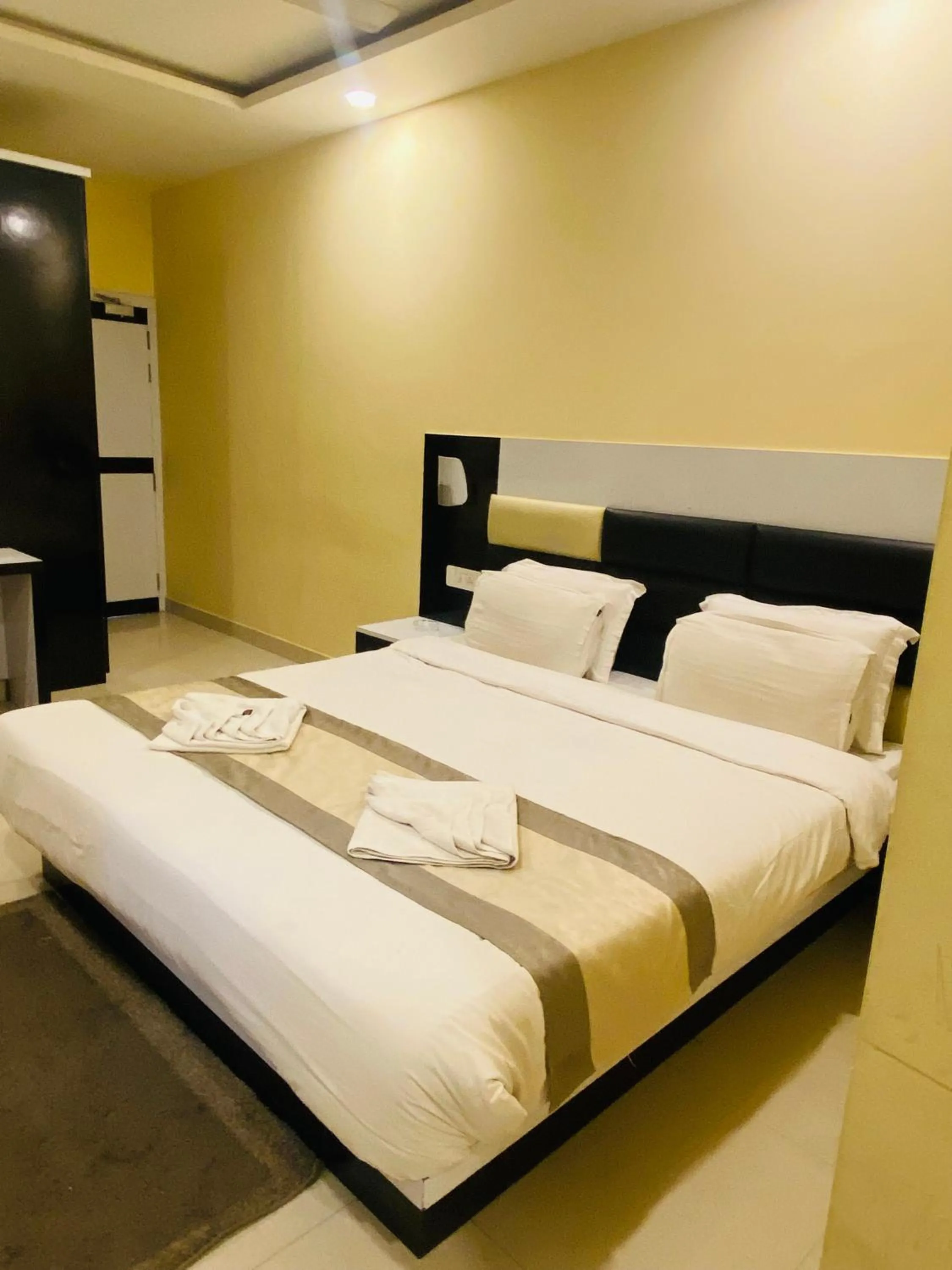 Bed in Hotel Saayein Residency