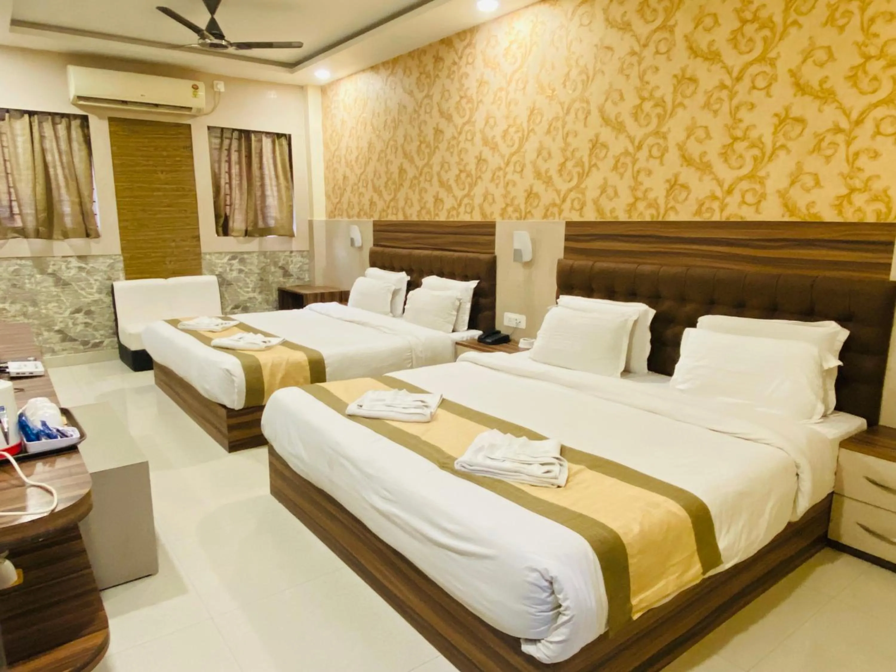 Bed in Hotel Saayein Residency