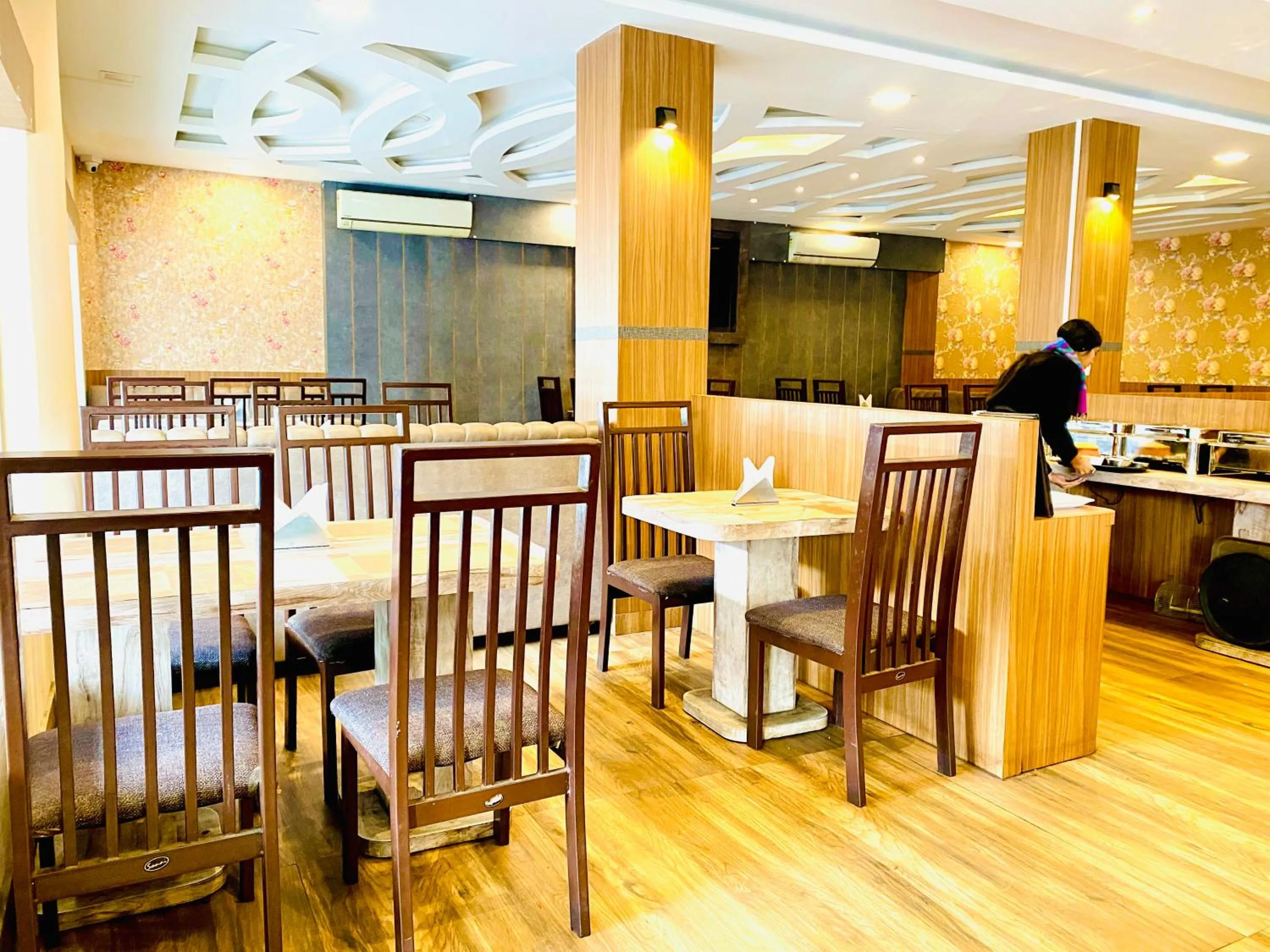 Restaurant/places to eat in Hotel Saayein Residency