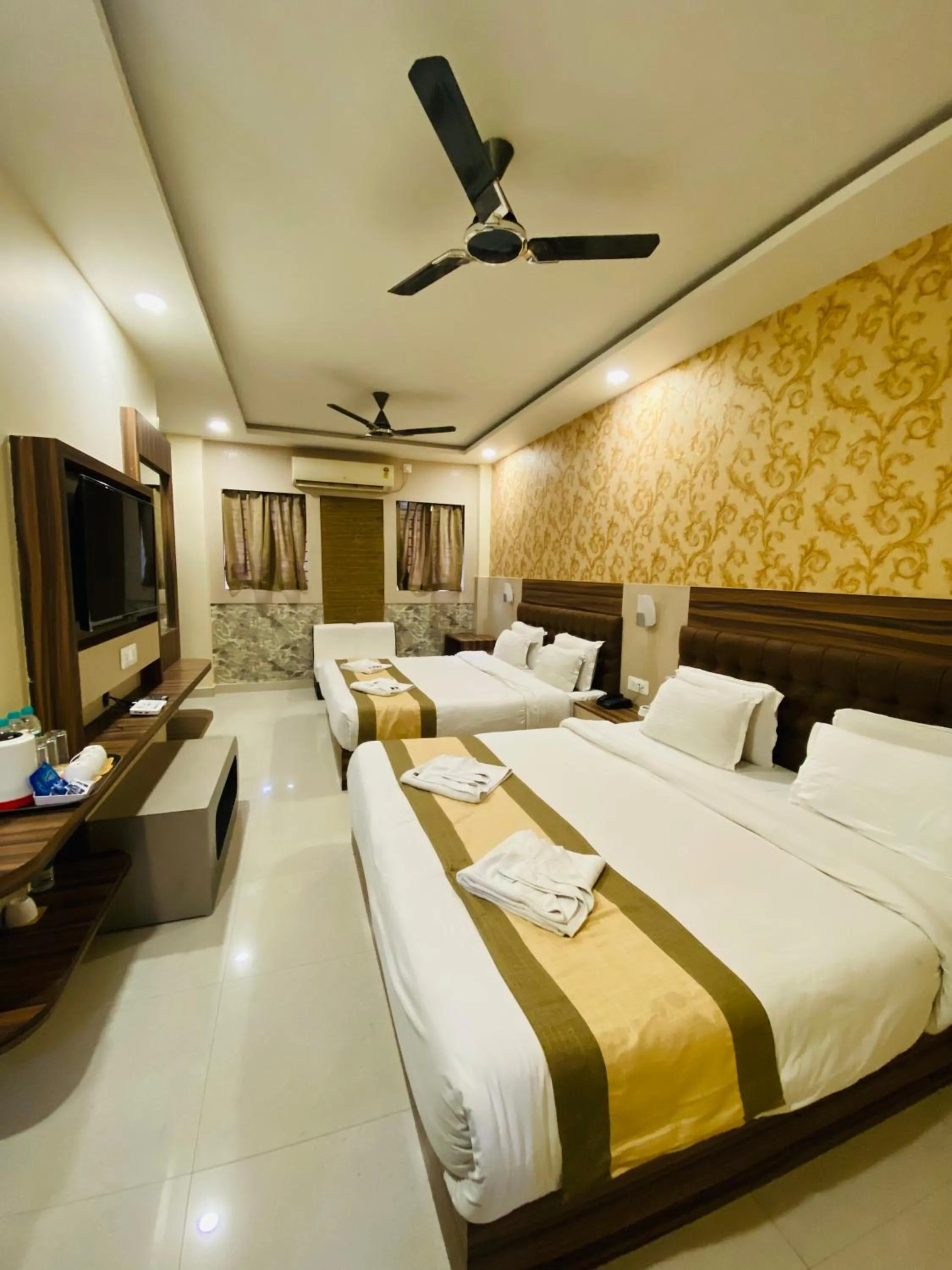 TV and multimedia, Bed in Hotel Saayein Residency