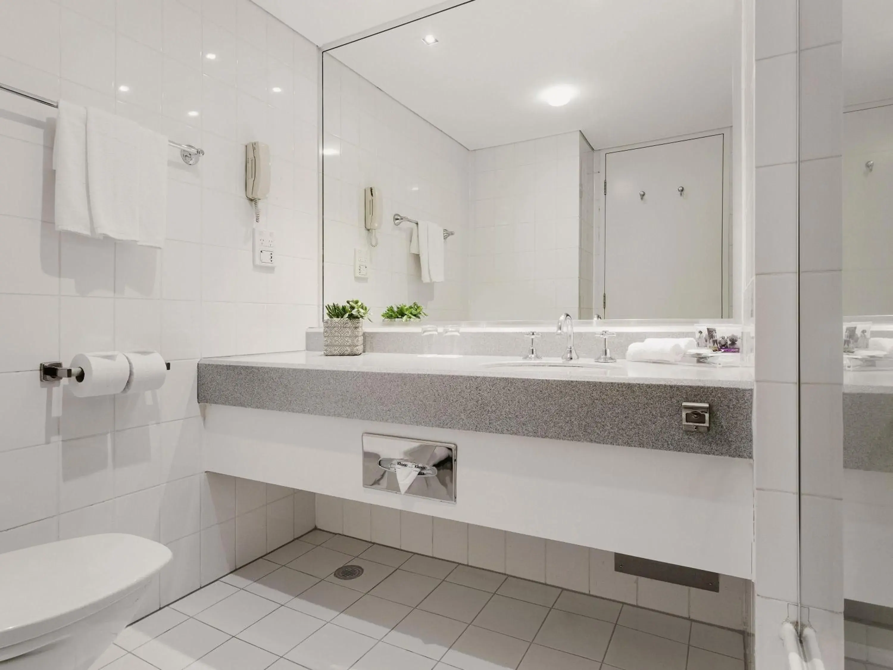 Premium Queen Room with Two Queen Beds in Mercure Melbourne Albert Park Premium Queen Room with Two Queen Beds in Mercure Melbourne Albert Park