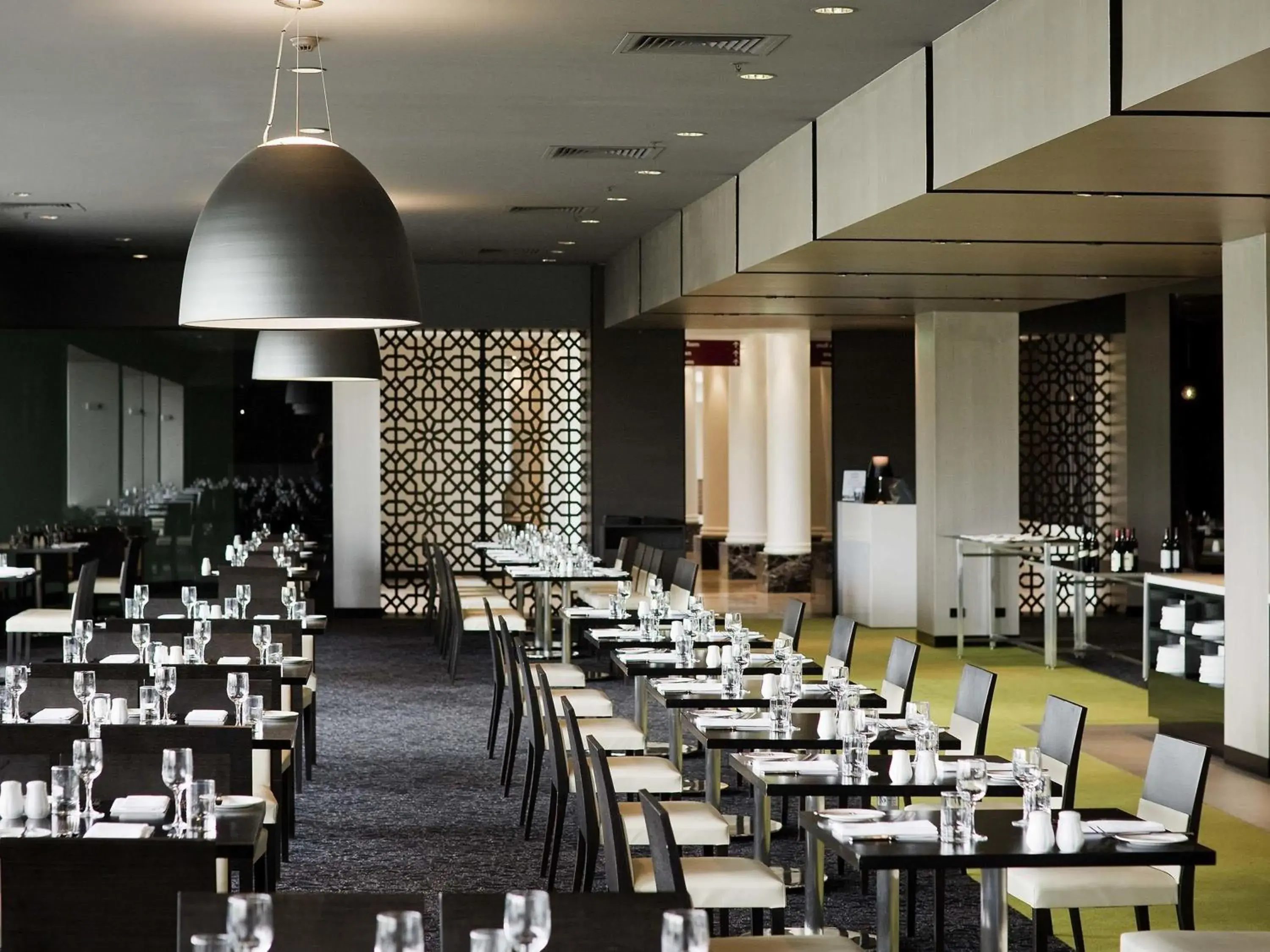 Property building in Mercure Melbourne Albert Park Property building in Mercure Melbourne Albert Park