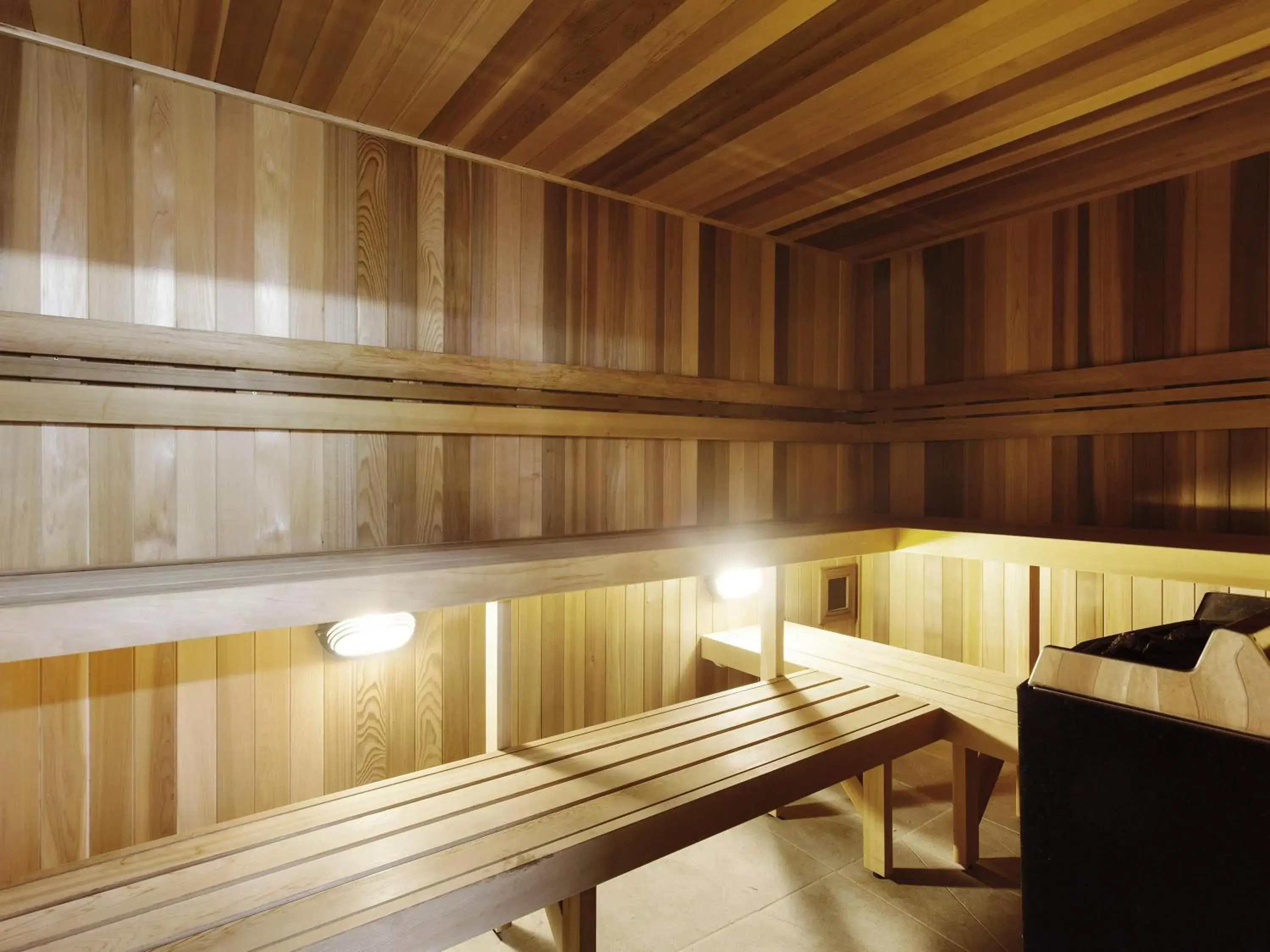 Pool view in Mercure Melbourne Albert Park Pool view in Mercure Melbourne Albert Park