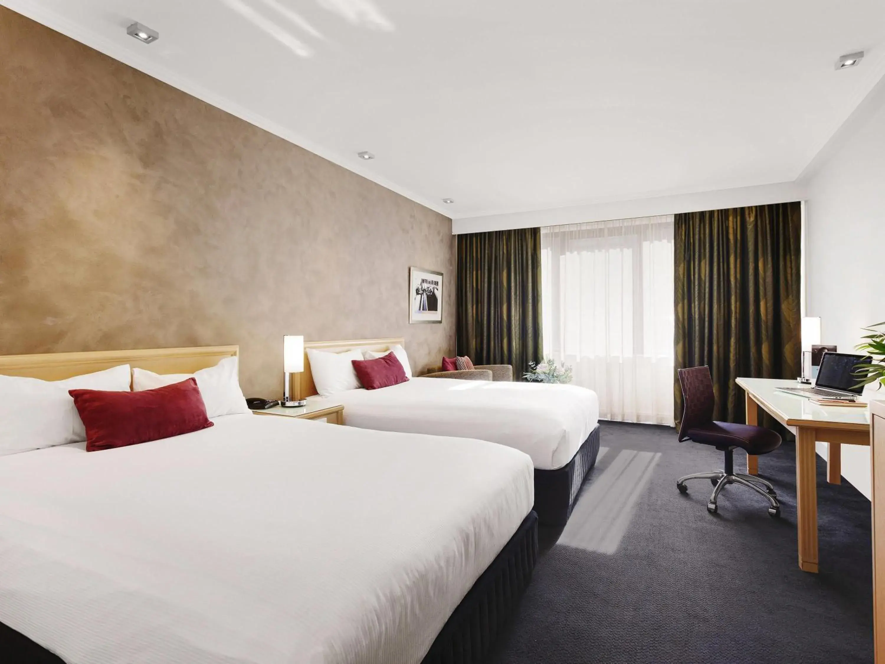 Bedroom, Bed in Mercure Melbourne Albert Park Bedroom, Bed in Mercure Melbourne Albert Park