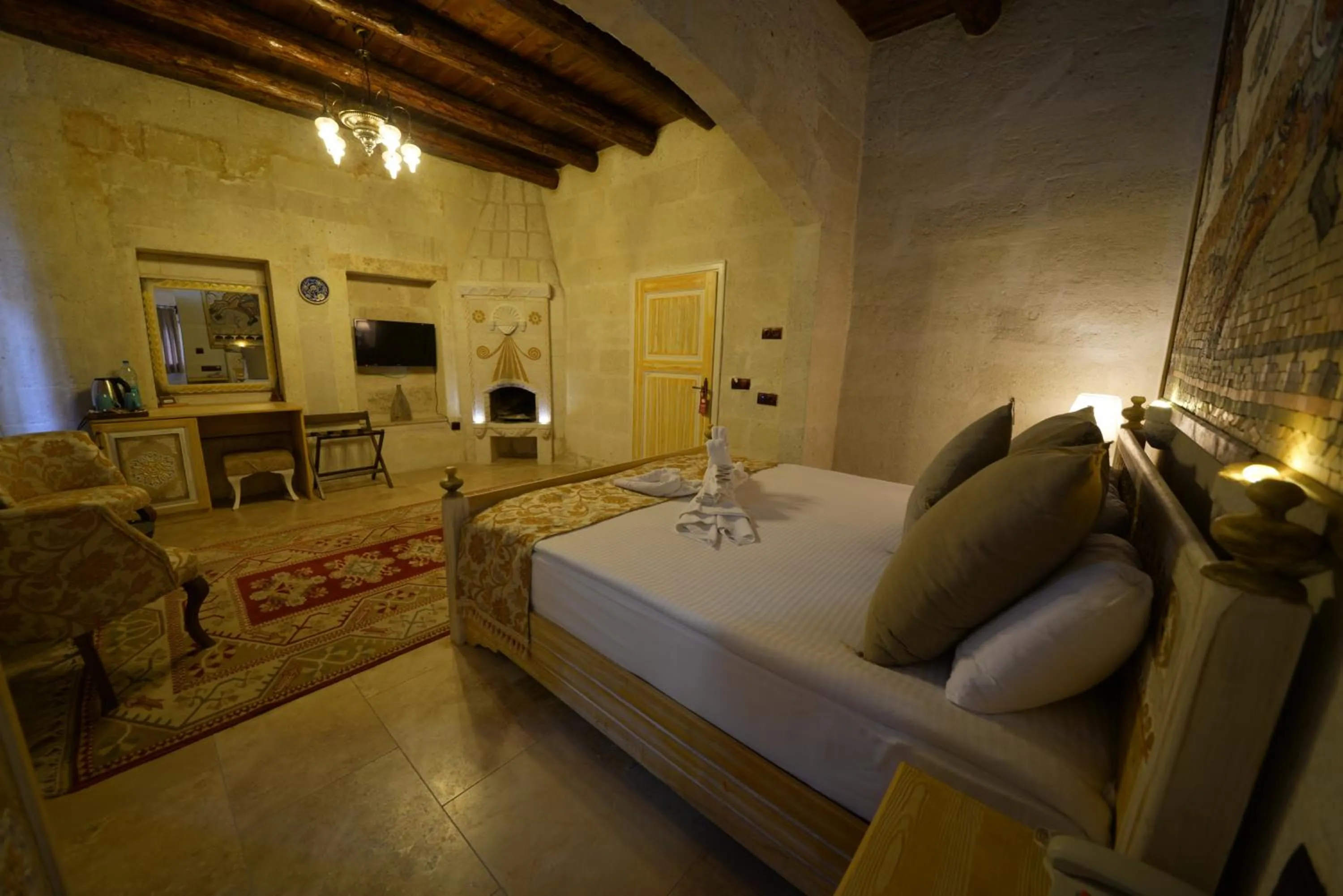 Bedroom, Bed in Caftan Cave Suites