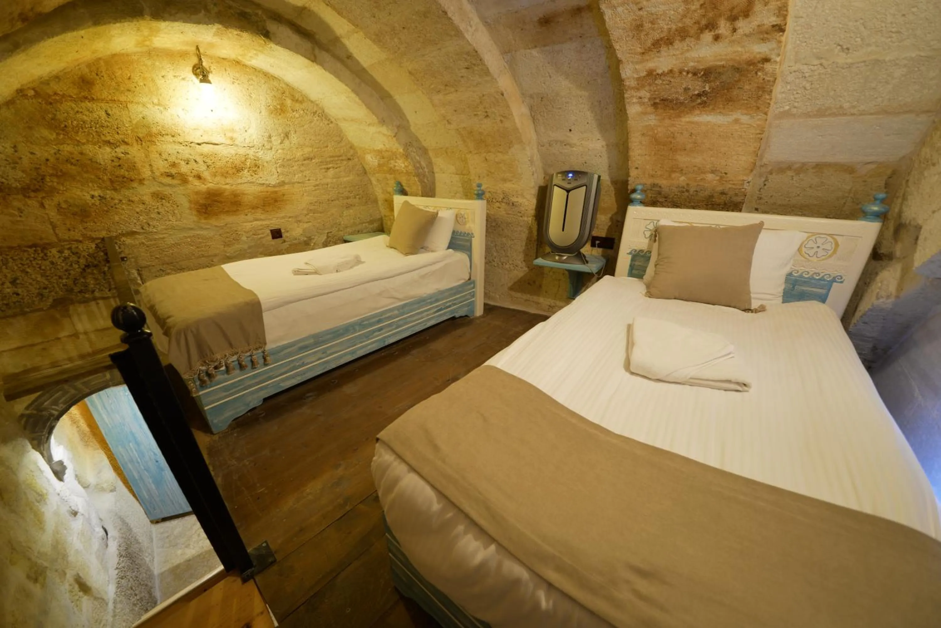 Bedroom, Bed in Caftan Cave Suites
