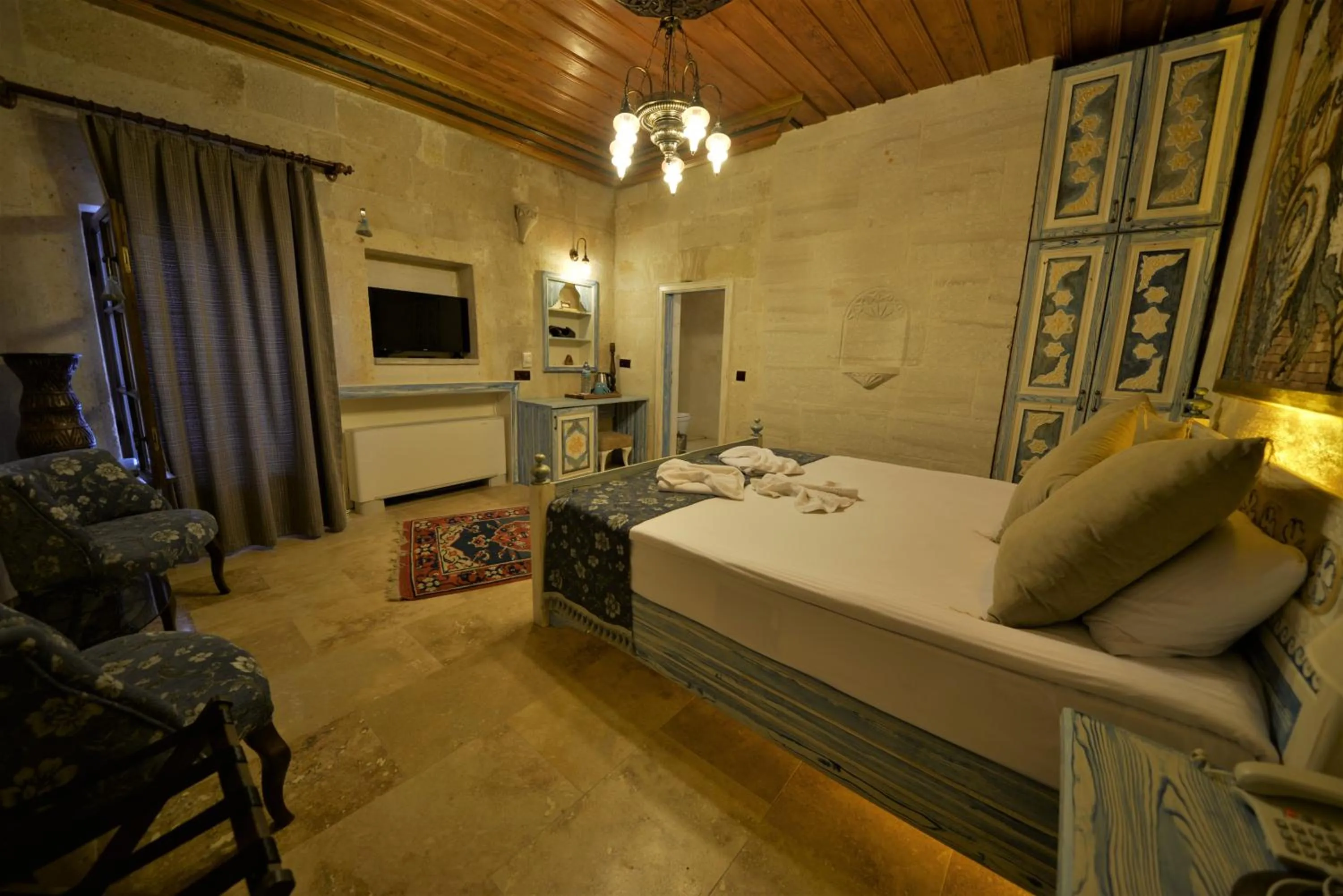 Bedroom, Bed in Caftan Cave Suites