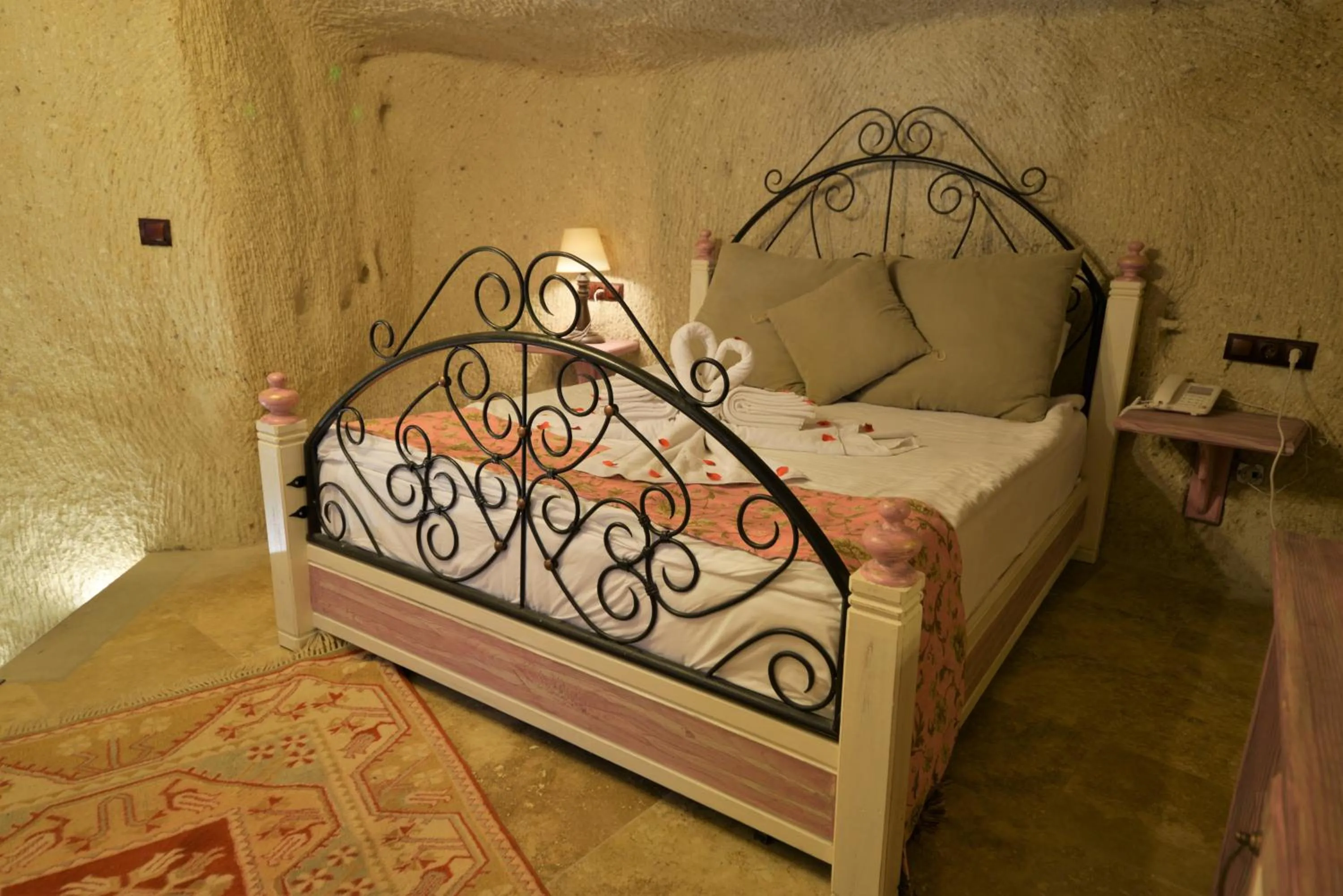 Bedroom, Bed in Caftan Cave Suites