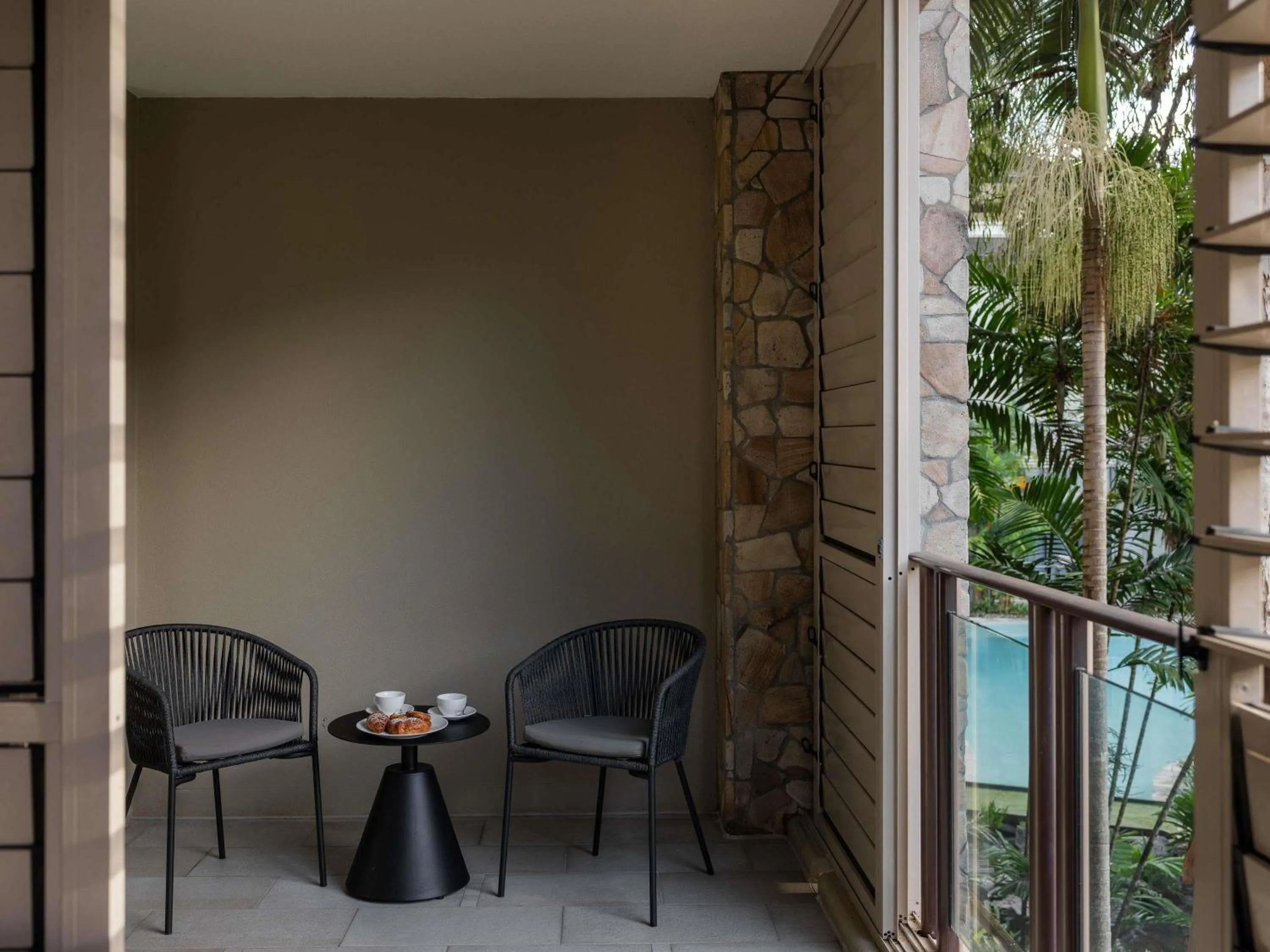 Bedroom in Pullman Palm Cove Sea Temple Resort & Spa