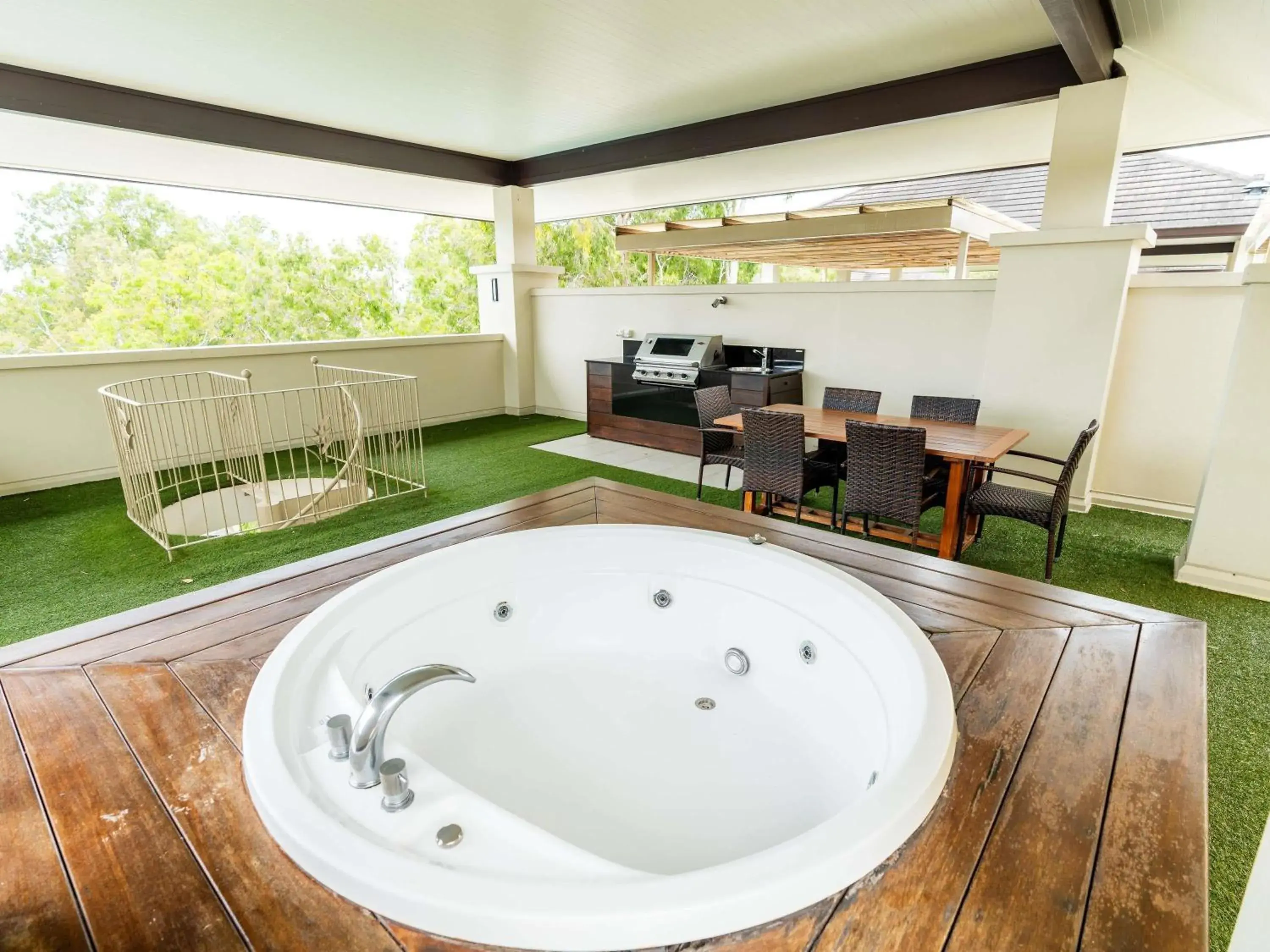 Bedroom in Pullman Palm Cove Sea Temple Resort & Spa Bedroom in Pullman Palm Cove Sea Temple Resort & Spa