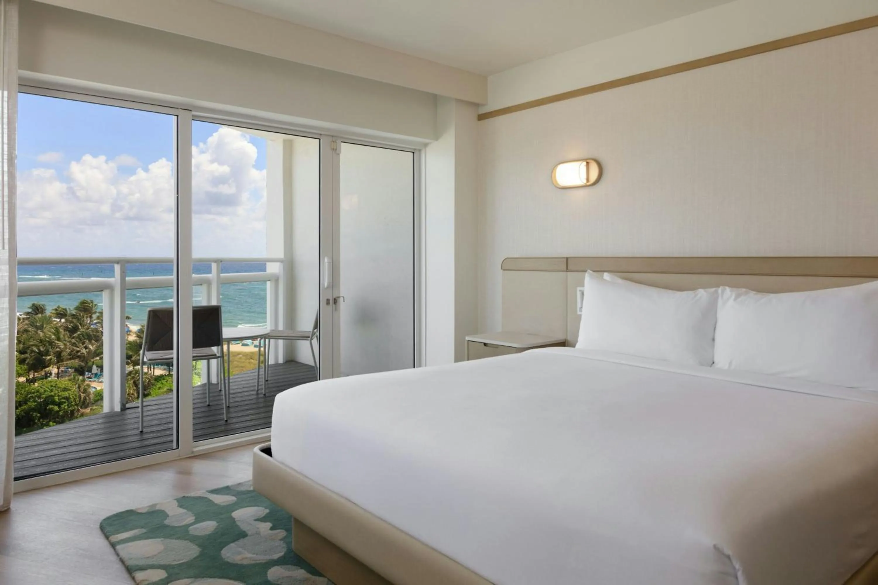 Photo of the whole room, Bed in Fort Lauderdale Marriott Pompano Beach Resort