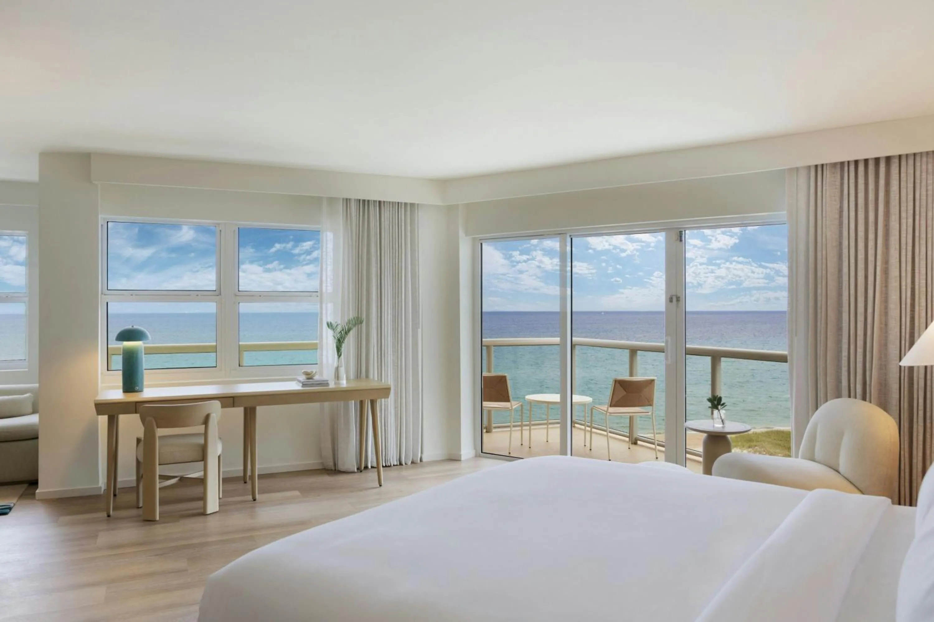 Photo of the whole room, Bed in Fort Lauderdale Marriott Pompano Beach Resort