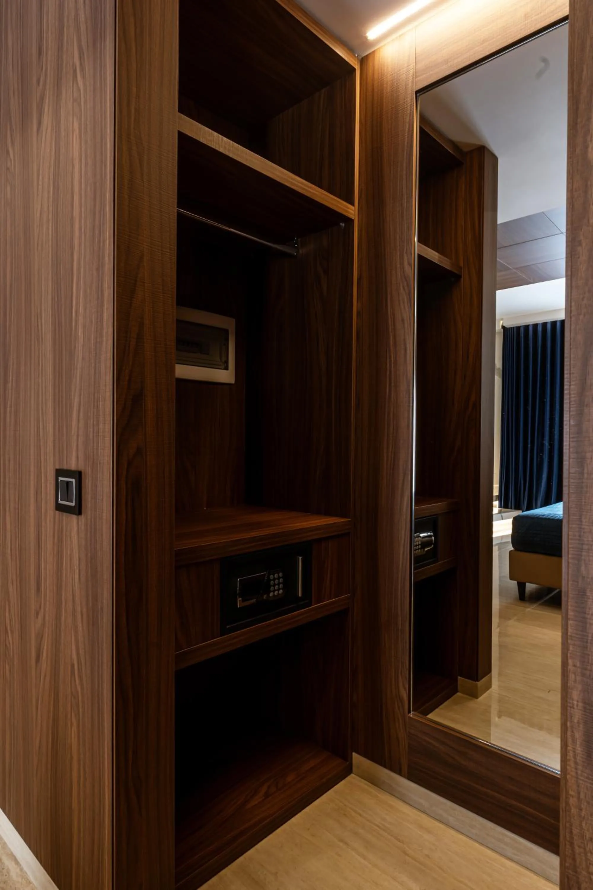 wardrobe, Bed in Hotel Bellavista