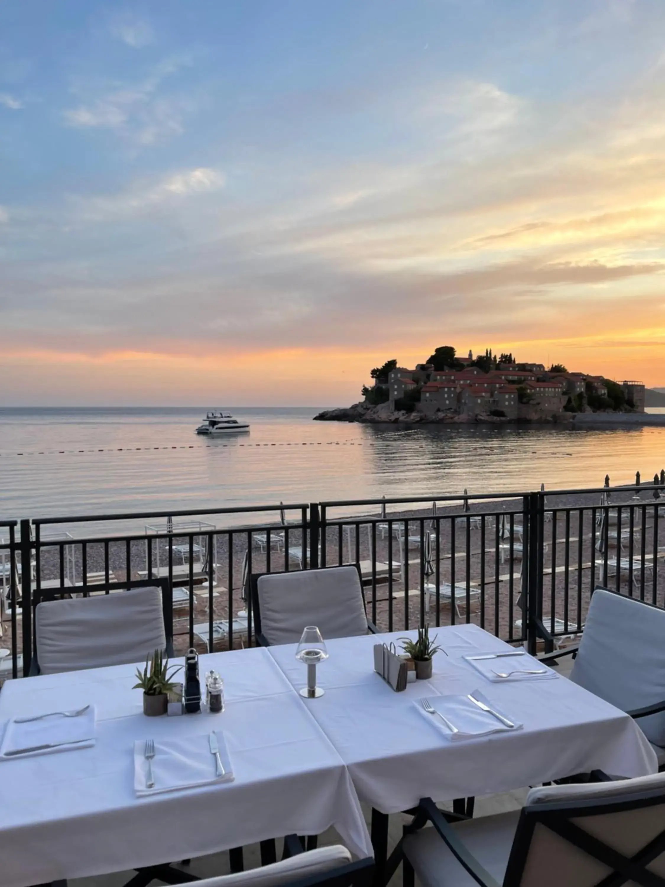 Restaurant/places to eat in Hotel California by Aycon Restaurant/places to eat in Hotel California by Aycon