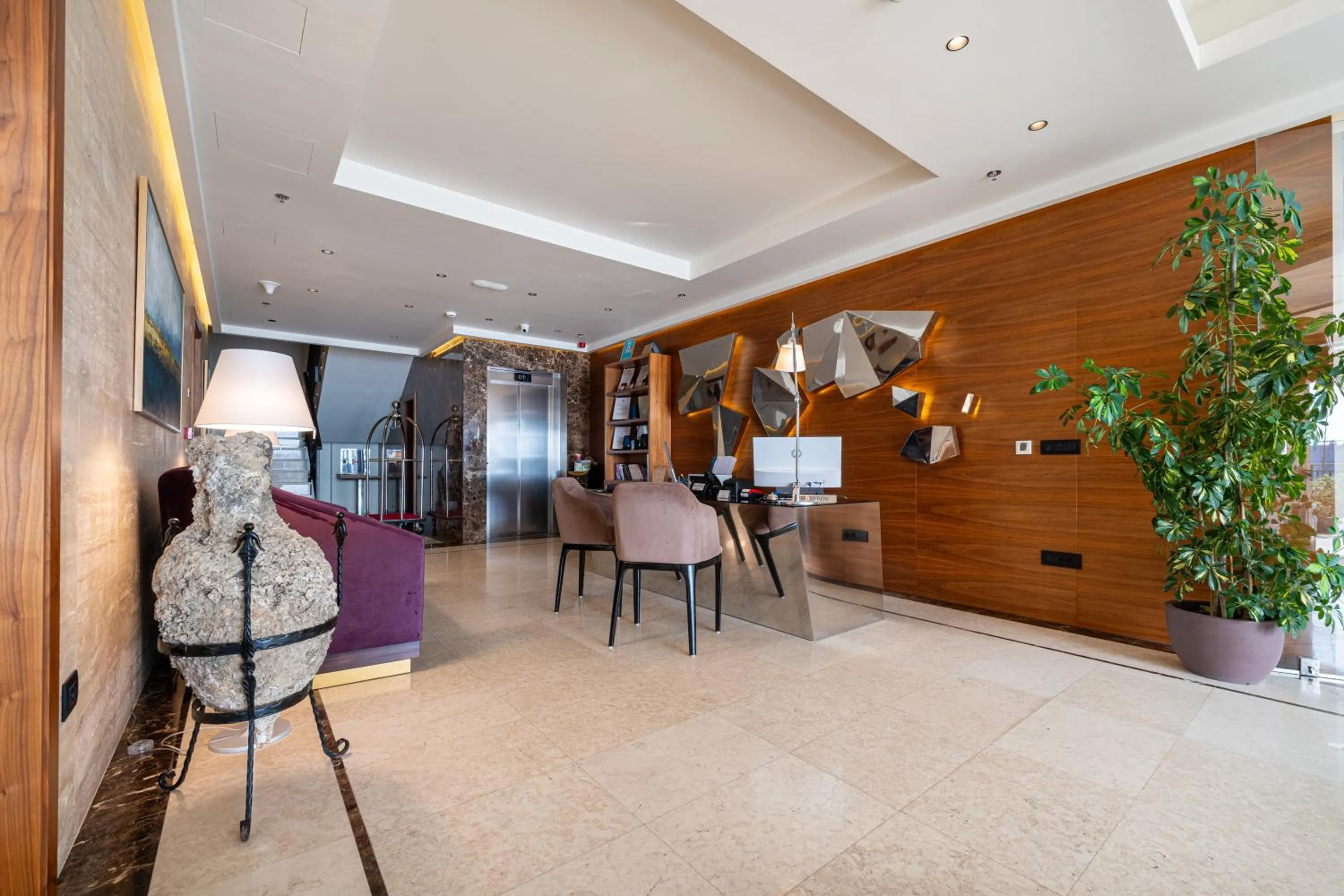 Seating area in Hotel California by Aycon