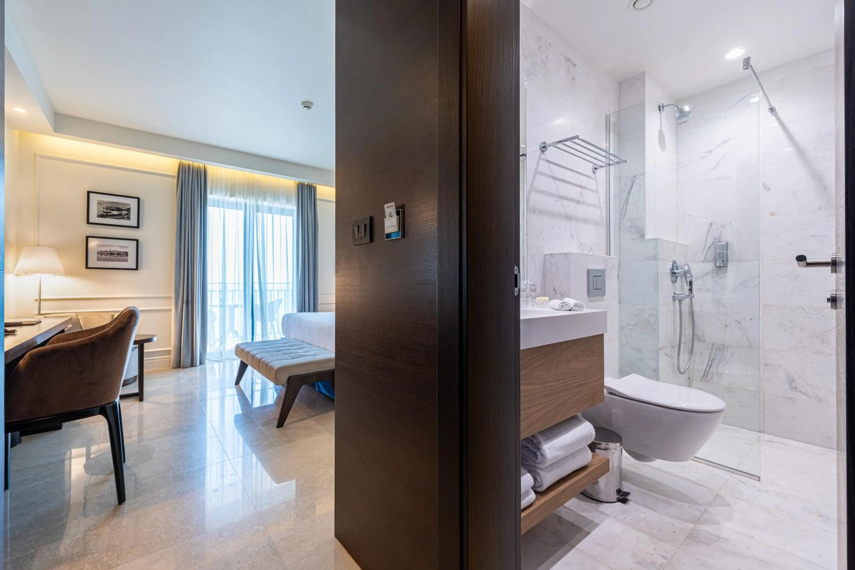 Photo of the whole room in Hotel California by Aycon