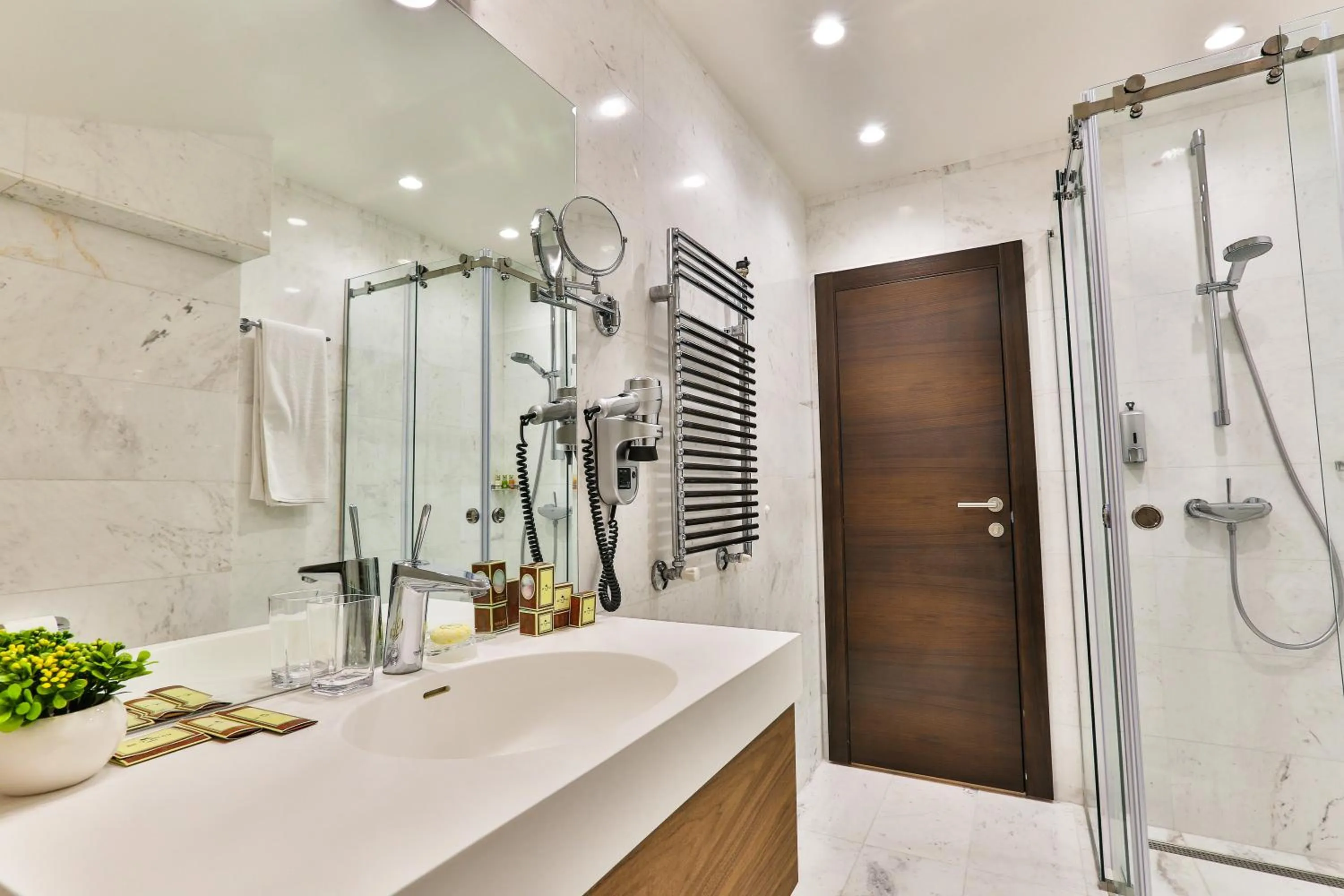 Bathroom in Hotel California by Aycon