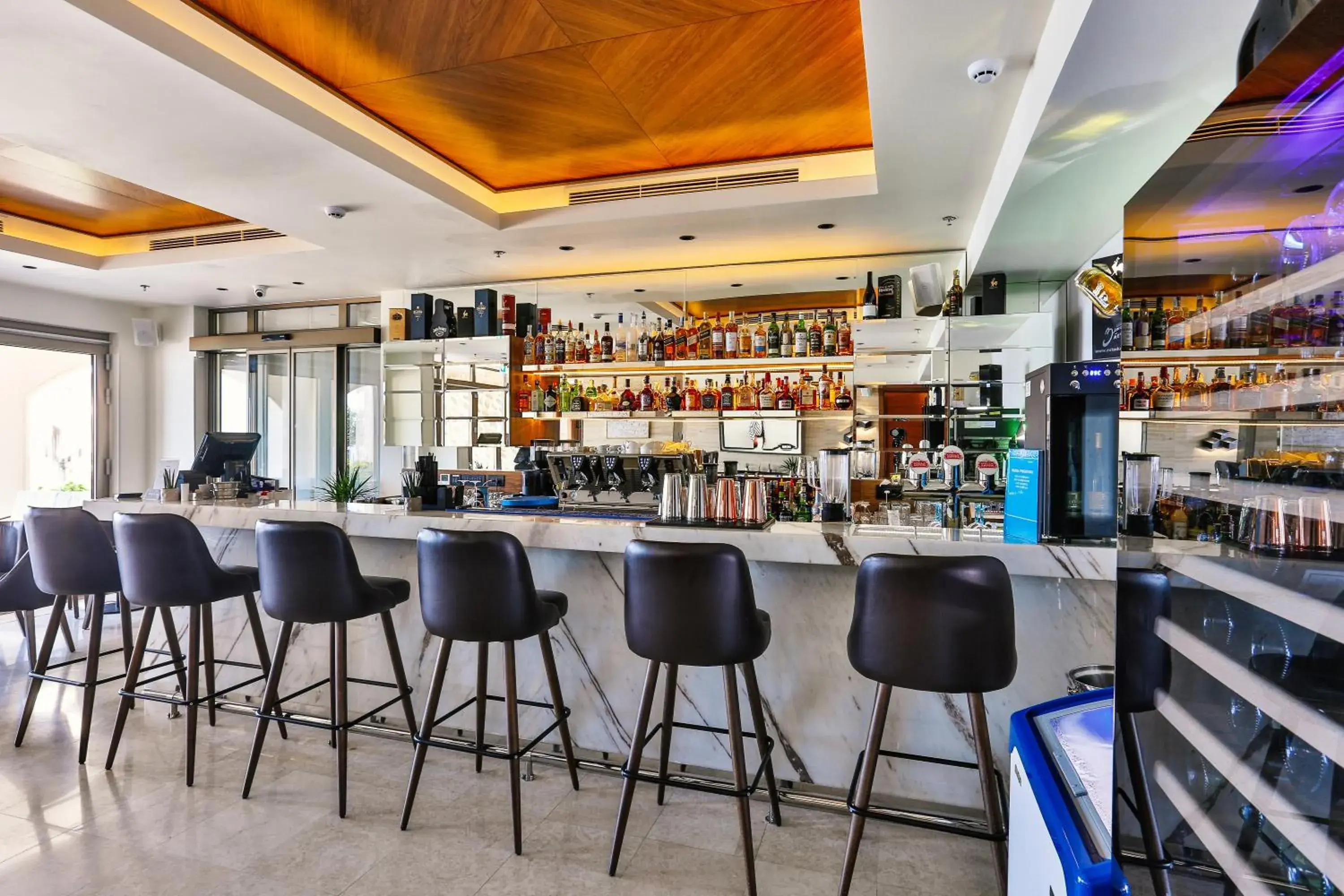 Lounge or bar in Hotel California by Aycon Lounge or bar in Hotel California by Aycon