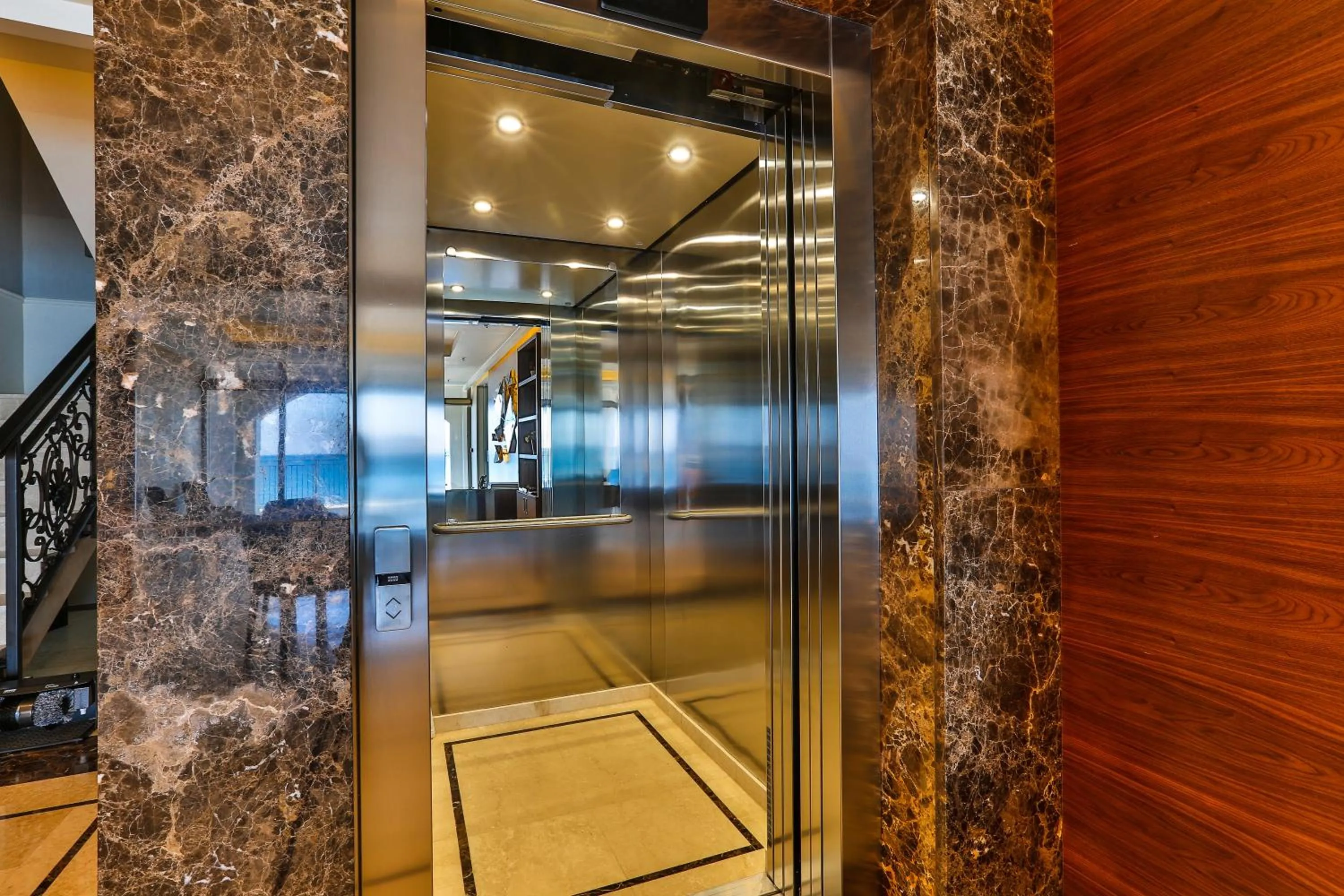 Area and facilities in Hotel California by Aycon