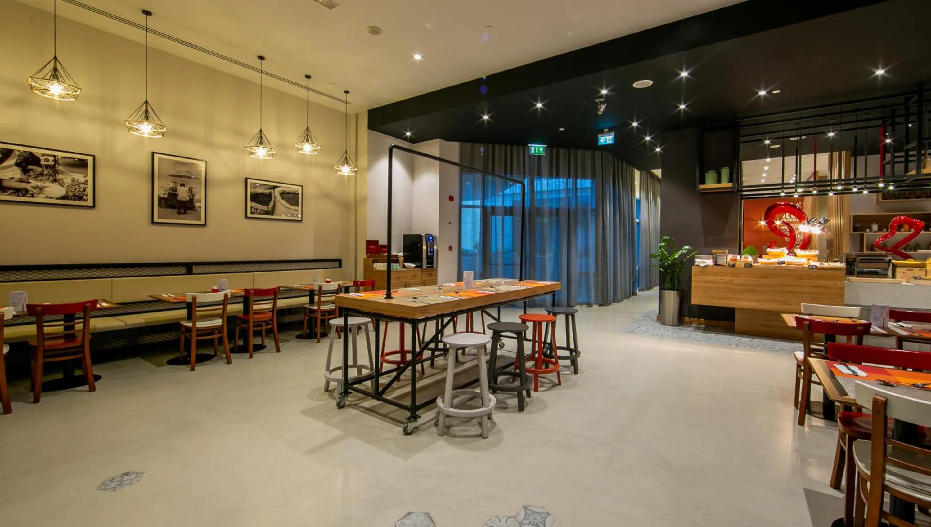 Restaurant/places to eat in Ibis Al Barsha