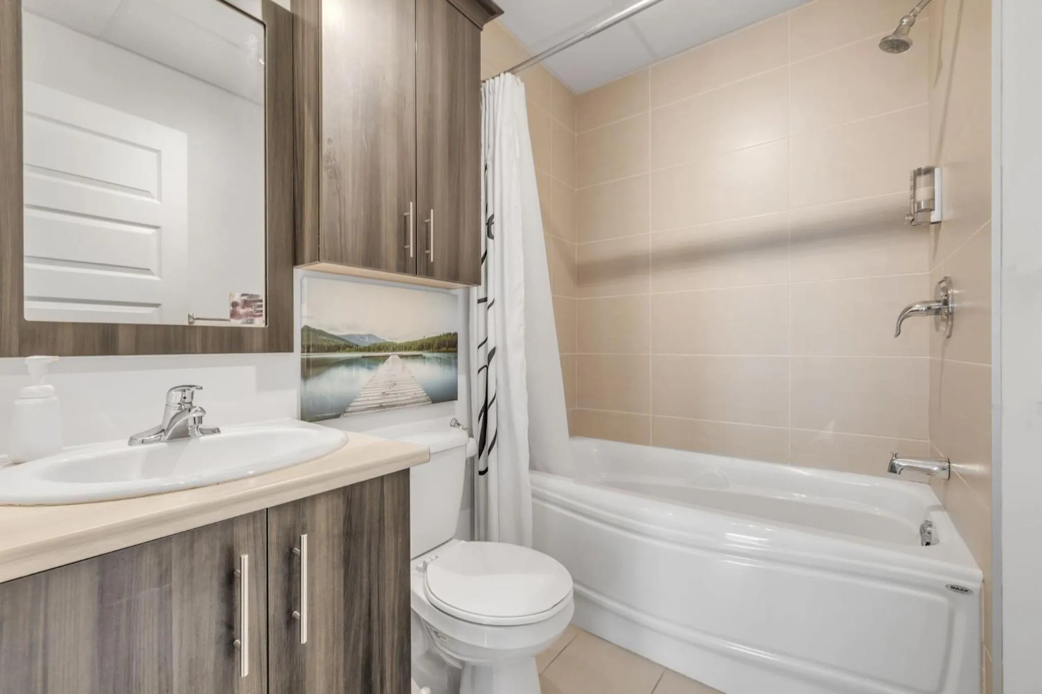 Shower in INITIAL - HORIZON - Chutes-Montmorency