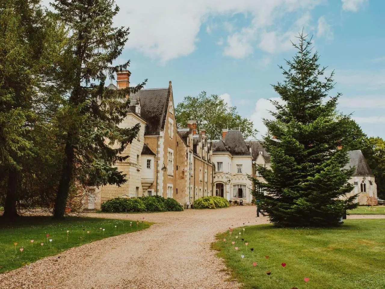 Property building in Château De Razay