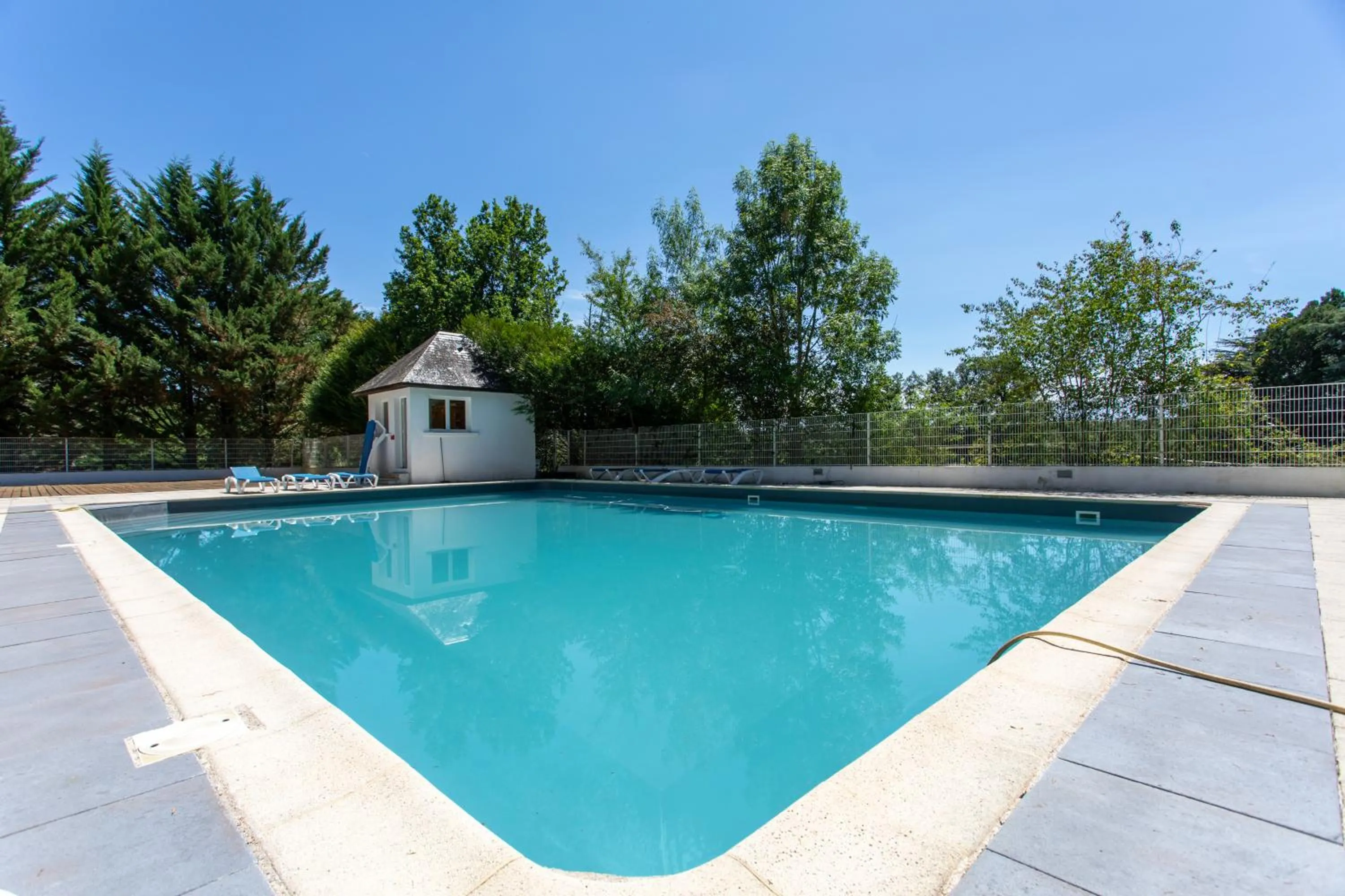 Swimming pool in Château De Razay
