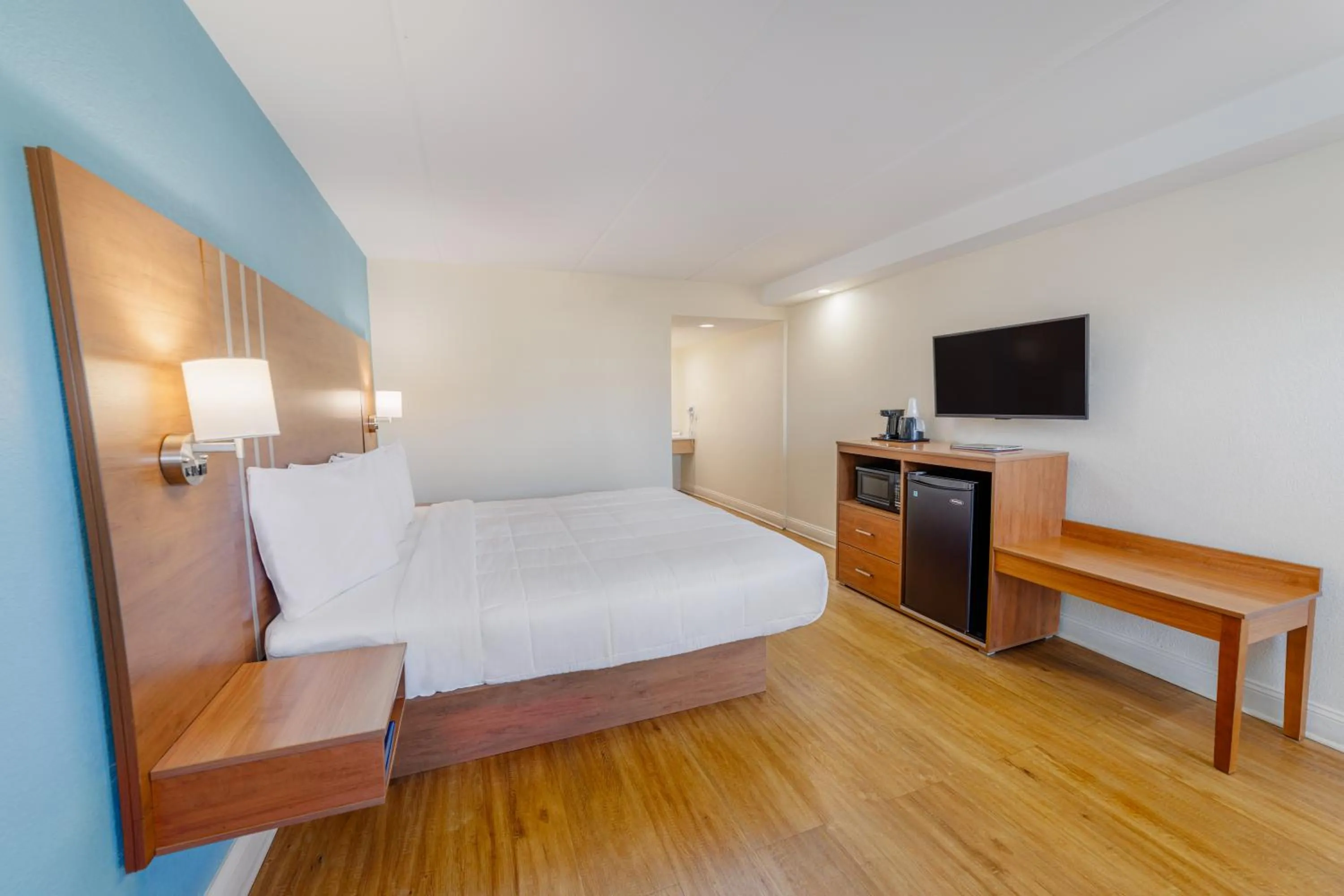 Photo of the whole room, Bed in Dunes Inn & Suites - Tybee Island