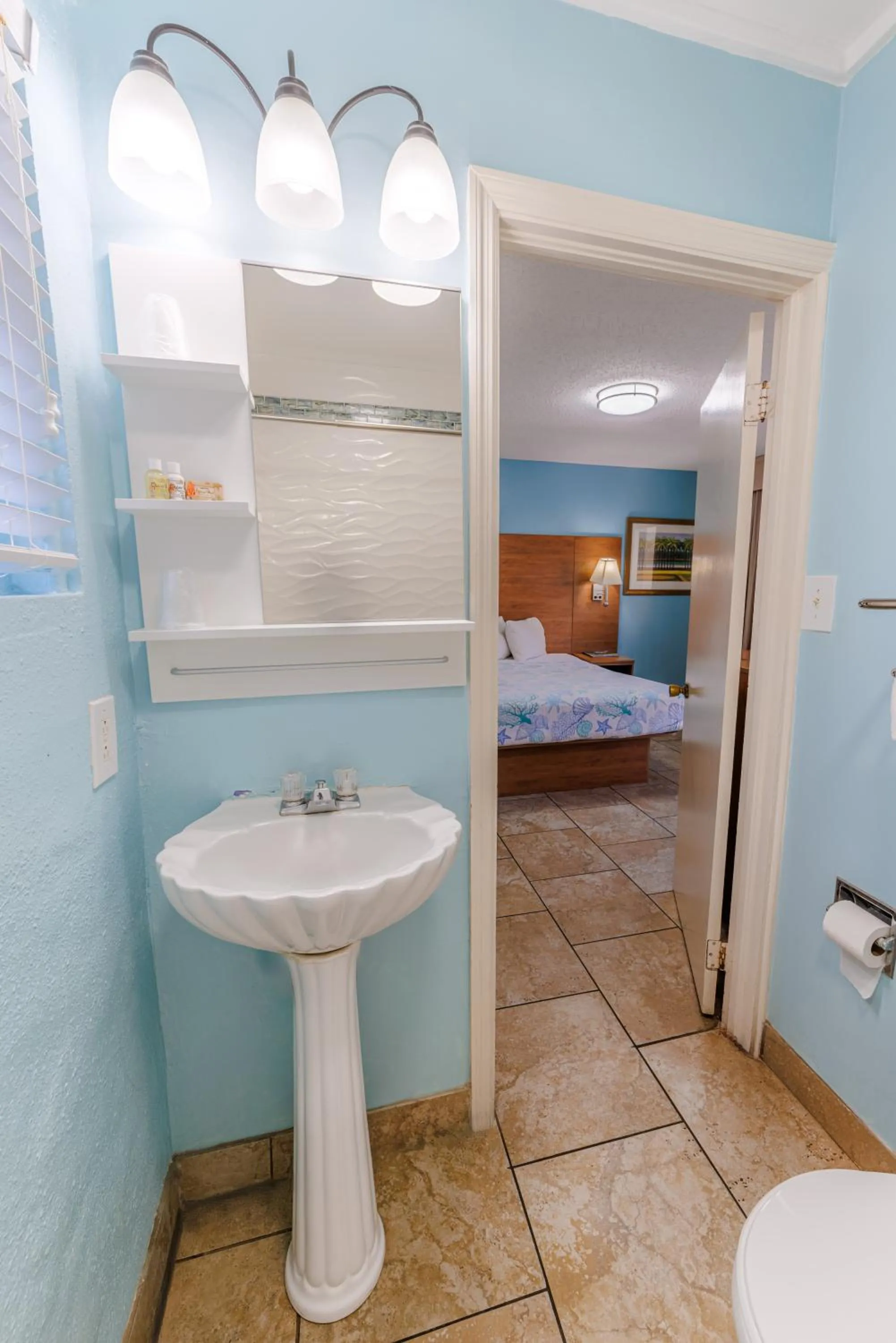 Bathroom, Bed in Dunes Inn & Suites - Tybee Island