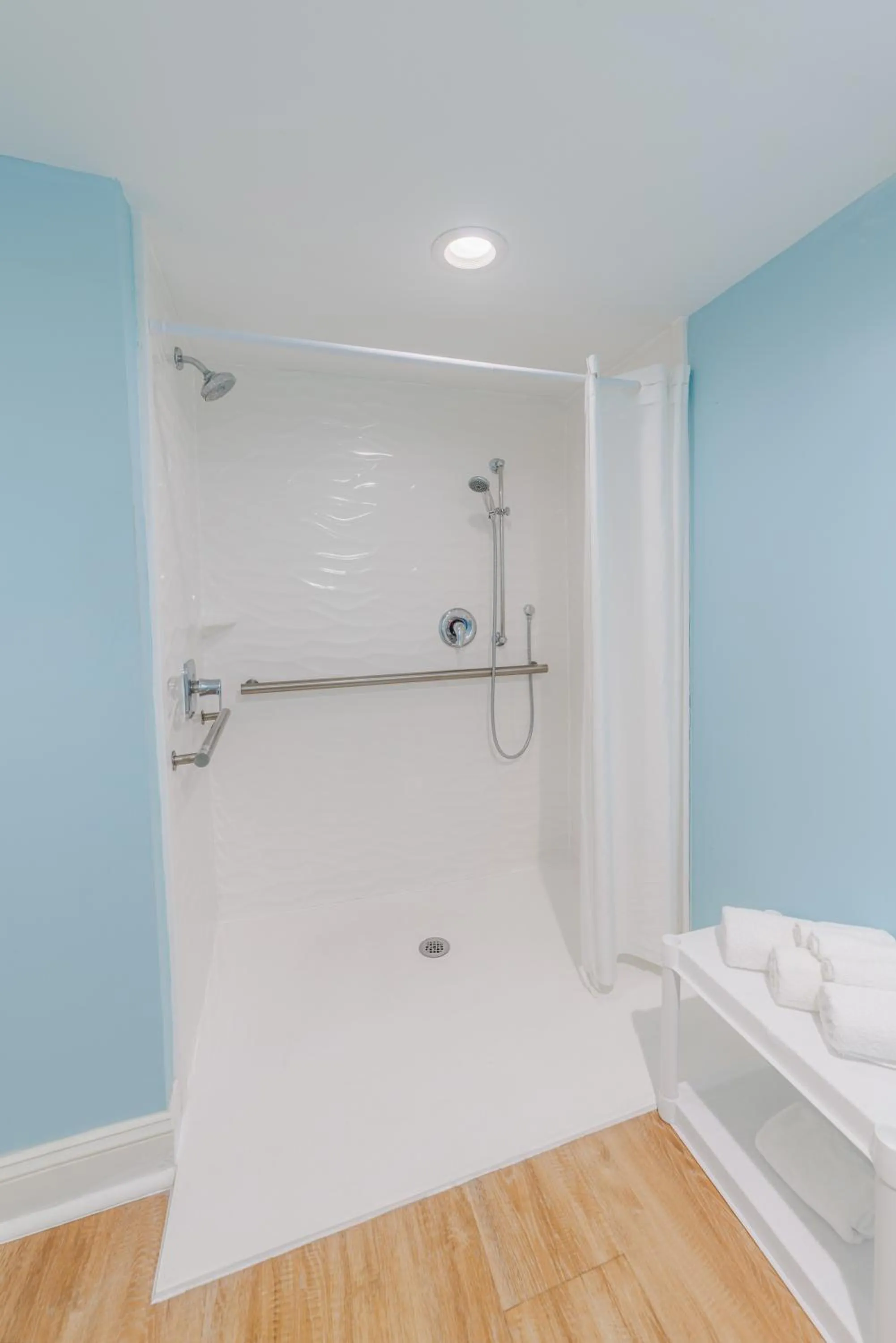 Bathroom, Bed in Dunes Inn & Suites - Tybee Island