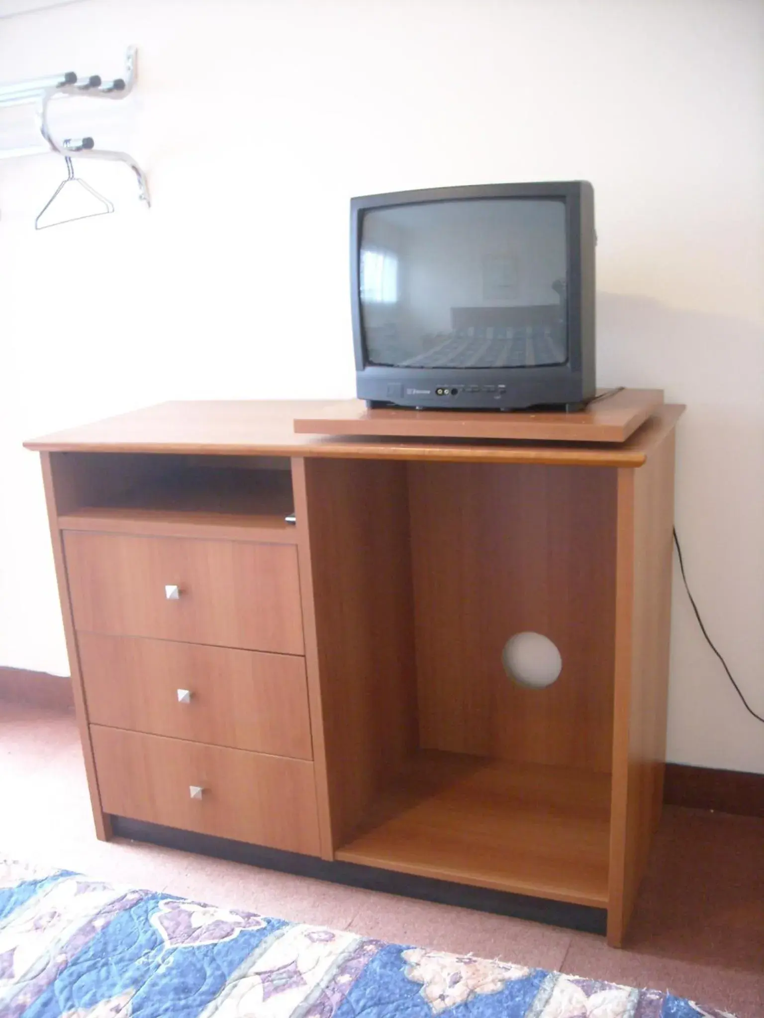 TV and multimedia, TV/Entertainment Center in Grand Motel Saint-Hubert