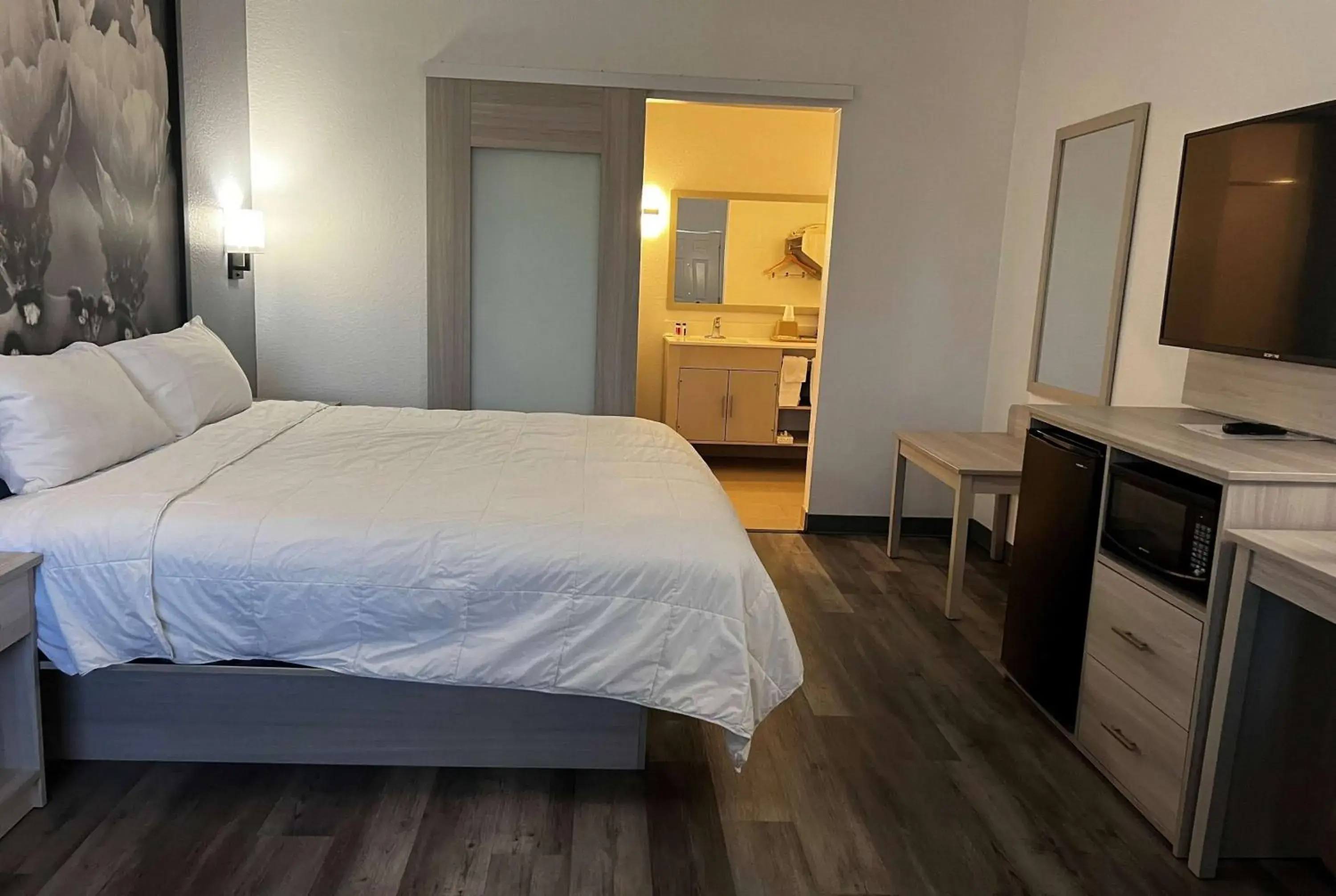 Photo of the whole room, Bed in Super 8 by Wyndham Rosenberg TX Photo of the whole room, Bed in Super 8 by Wyndham Rosenberg TX