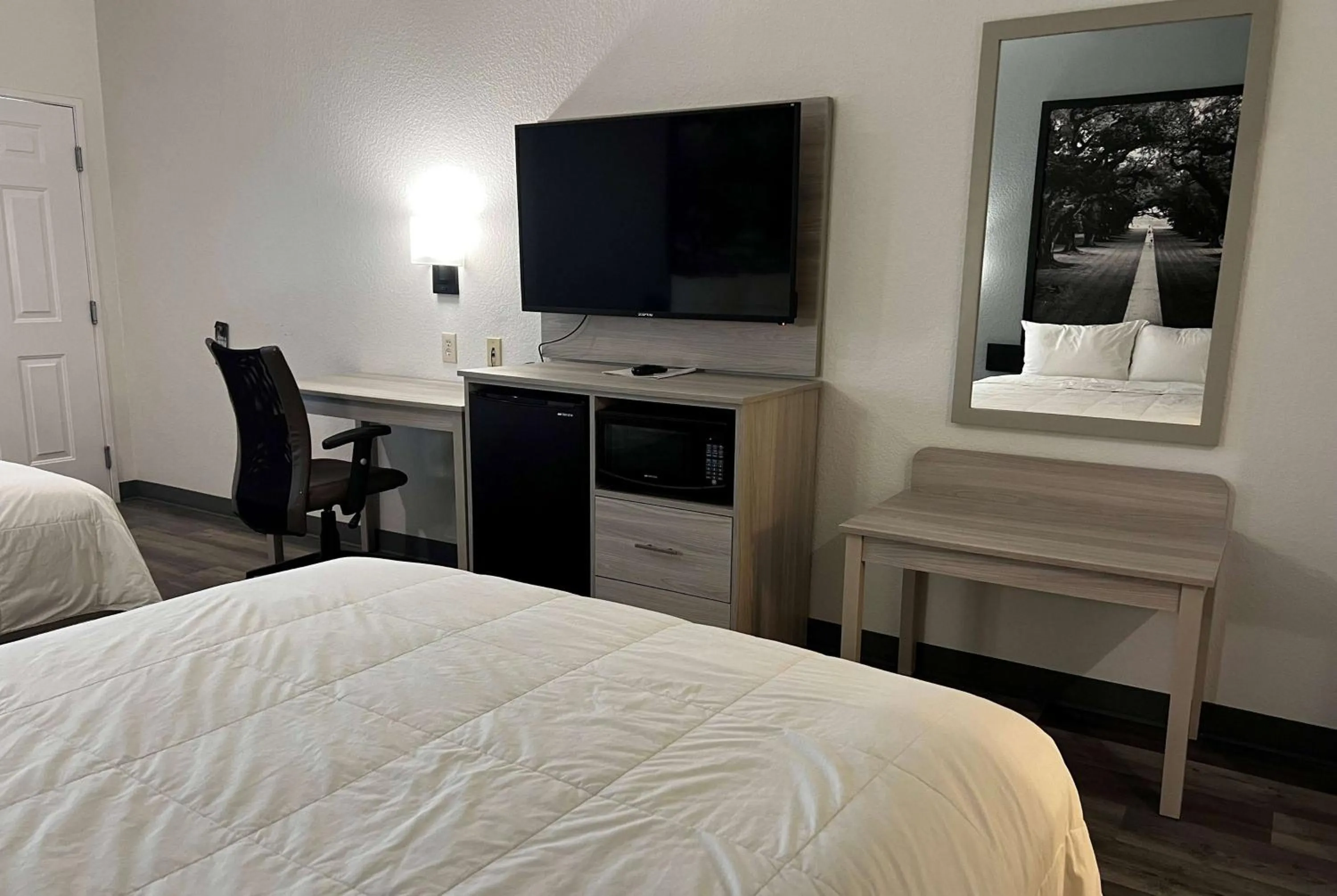 Photo of the whole room, Bed in Super 8 by Wyndham Rosenberg TX