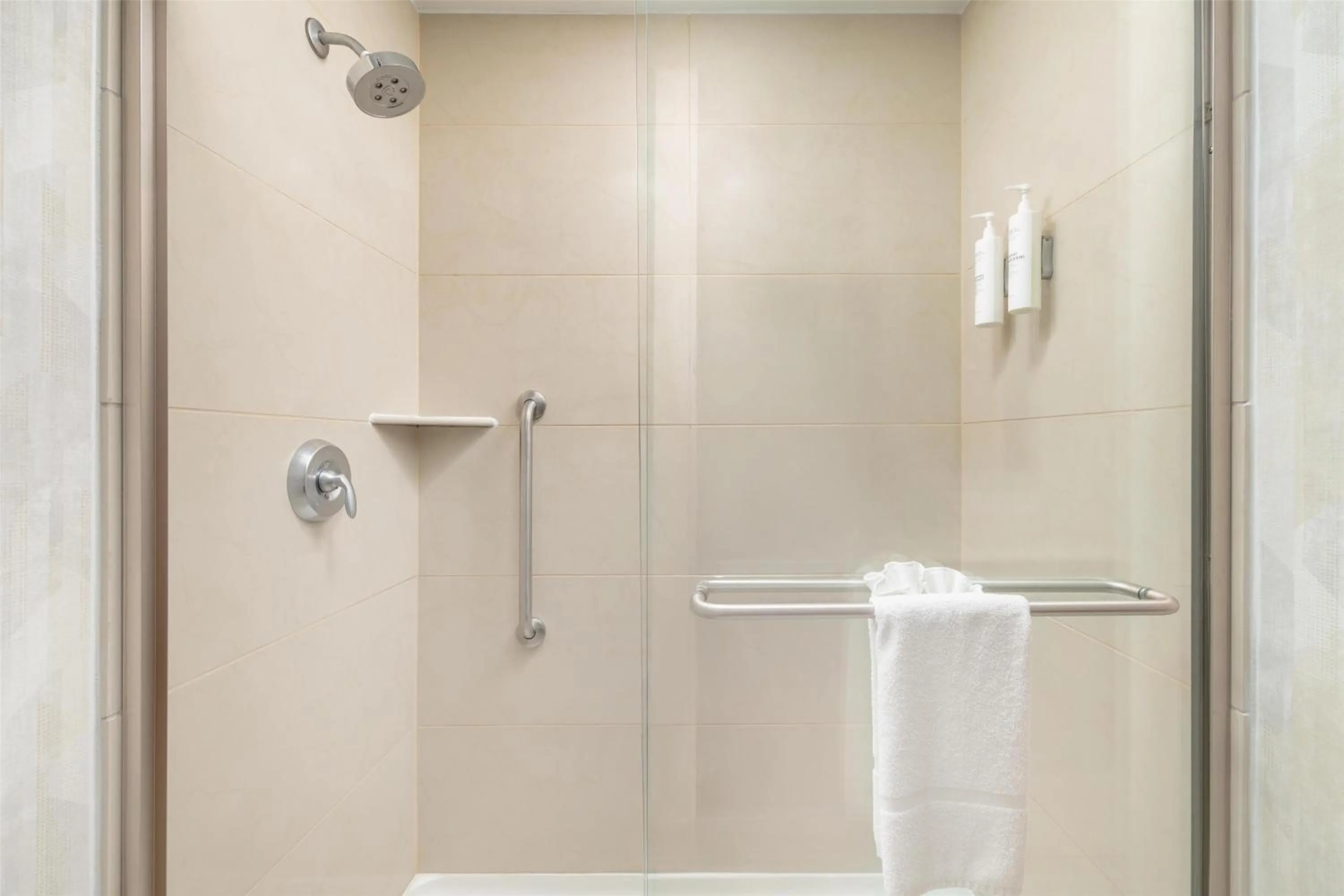 Bathroom in Hampton Inn Chattanooga West/Lookout Mountain