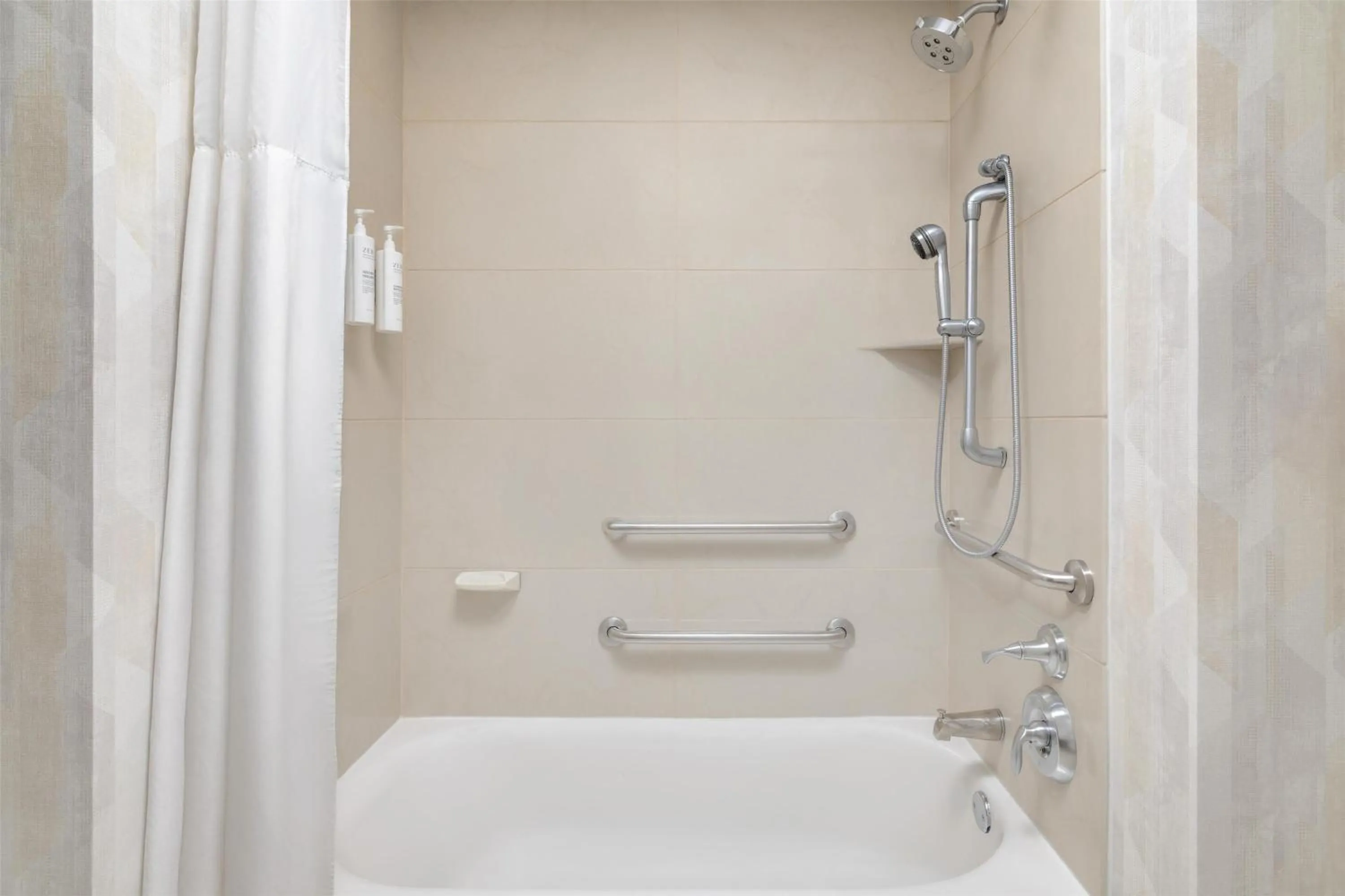 Bathroom in Hampton Inn Chattanooga West/Lookout Mountain