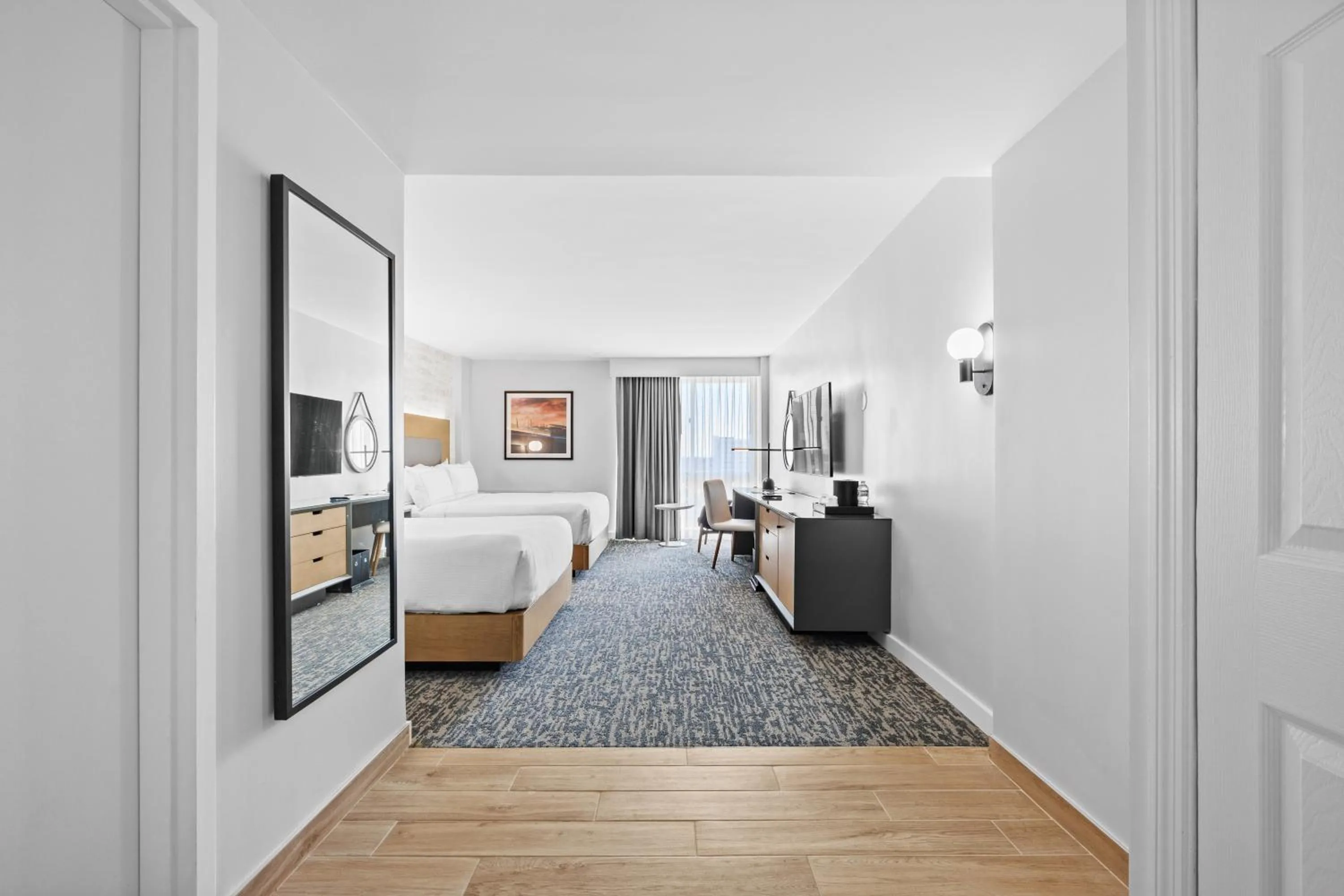 Photo of the whole room, Bed in Radisson Hotel JFK Airport