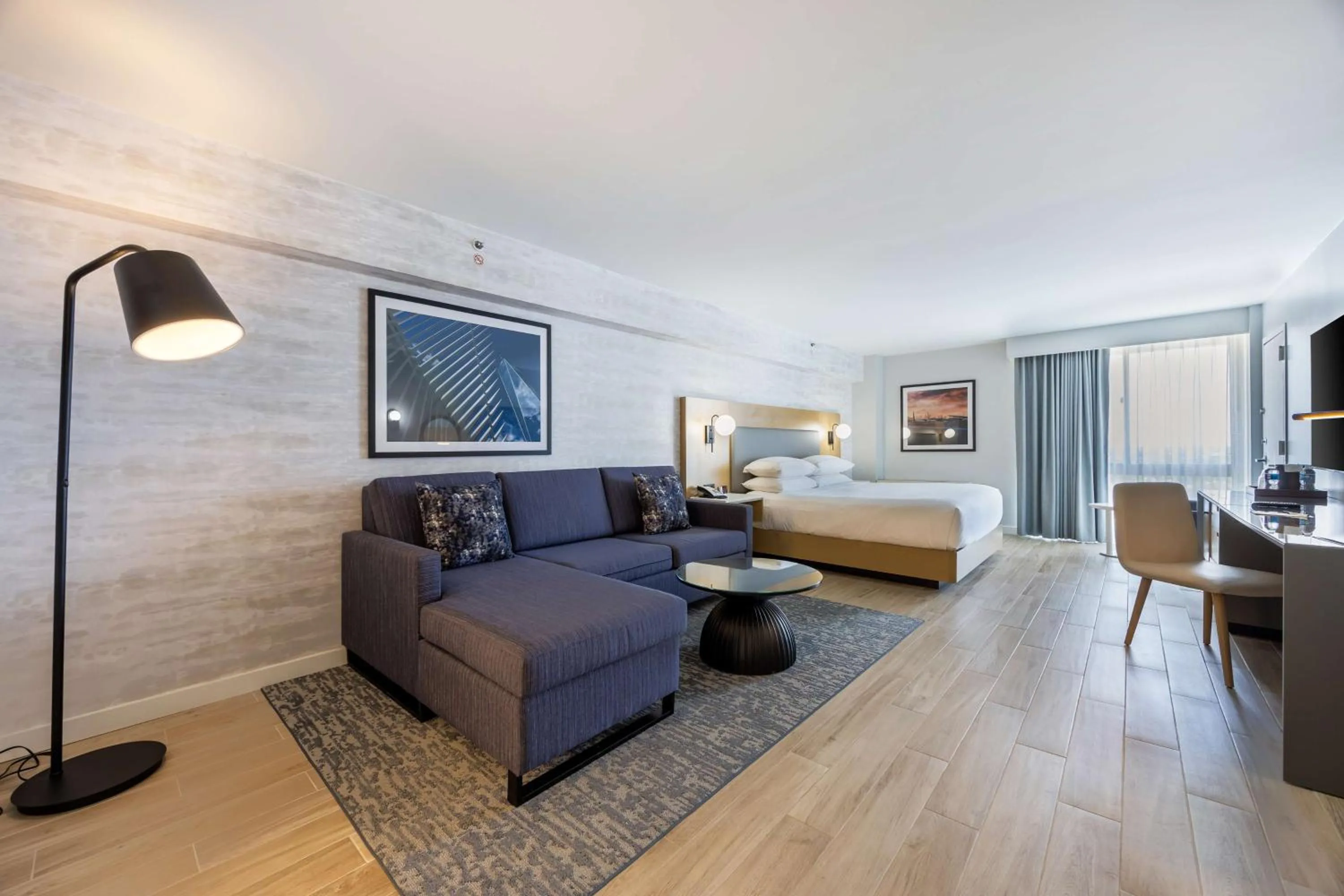 Living room, Bed in Radisson Hotel JFK Airport