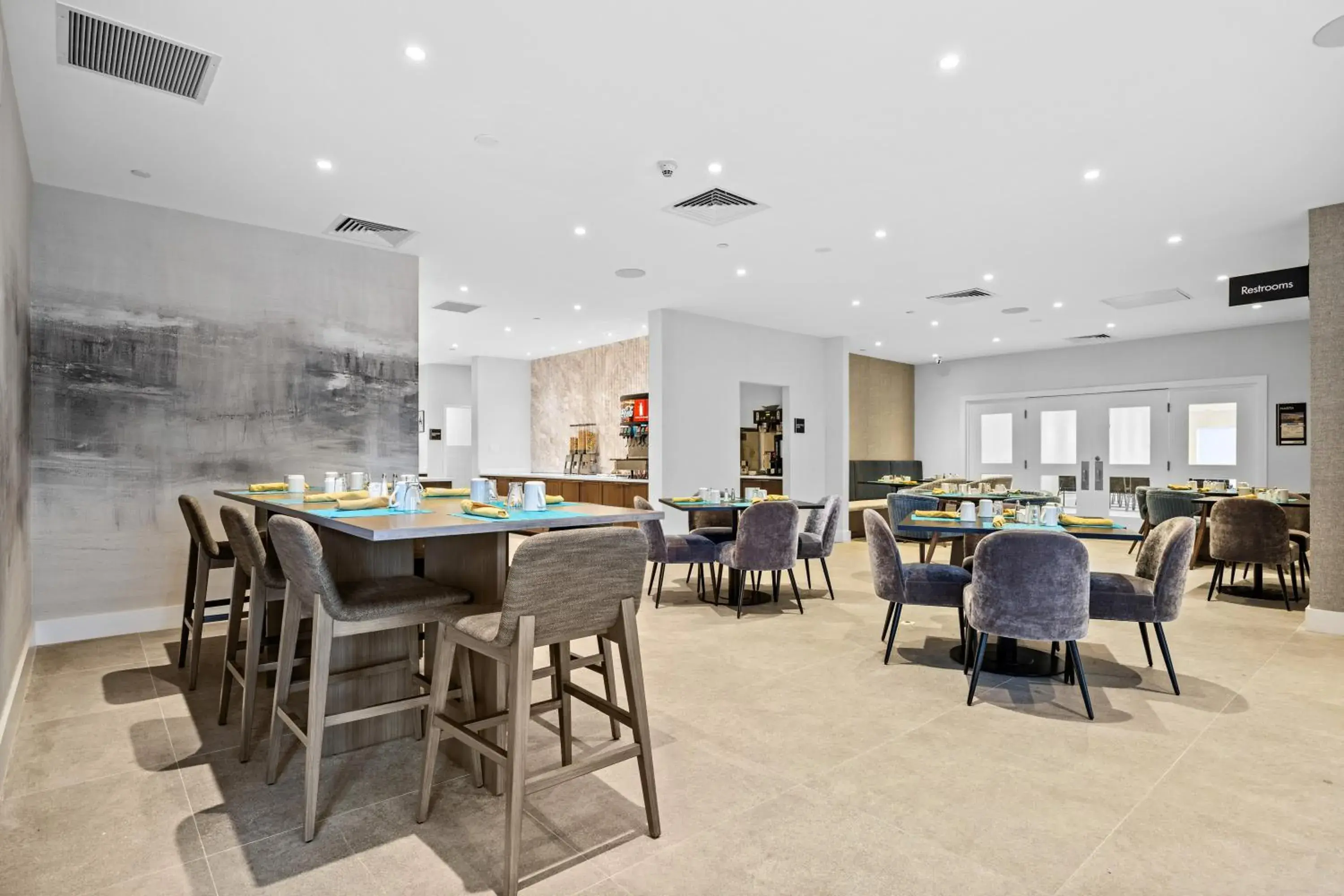 Restaurant/places to eat in Radisson Hotel JFK Airport Restaurant/places to eat in Radisson Hotel JFK Airport