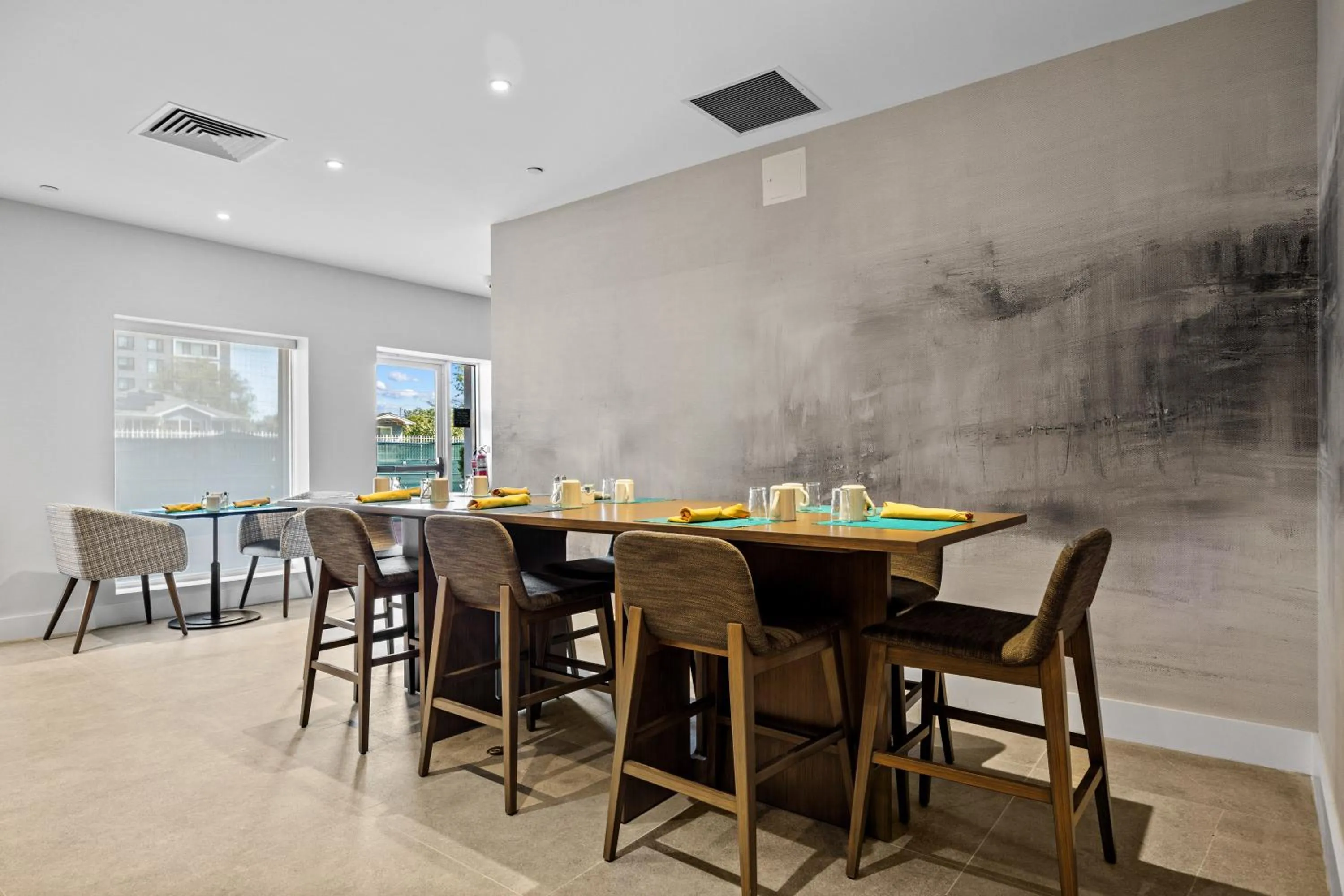 Dining area in Radisson Hotel JFK Airport