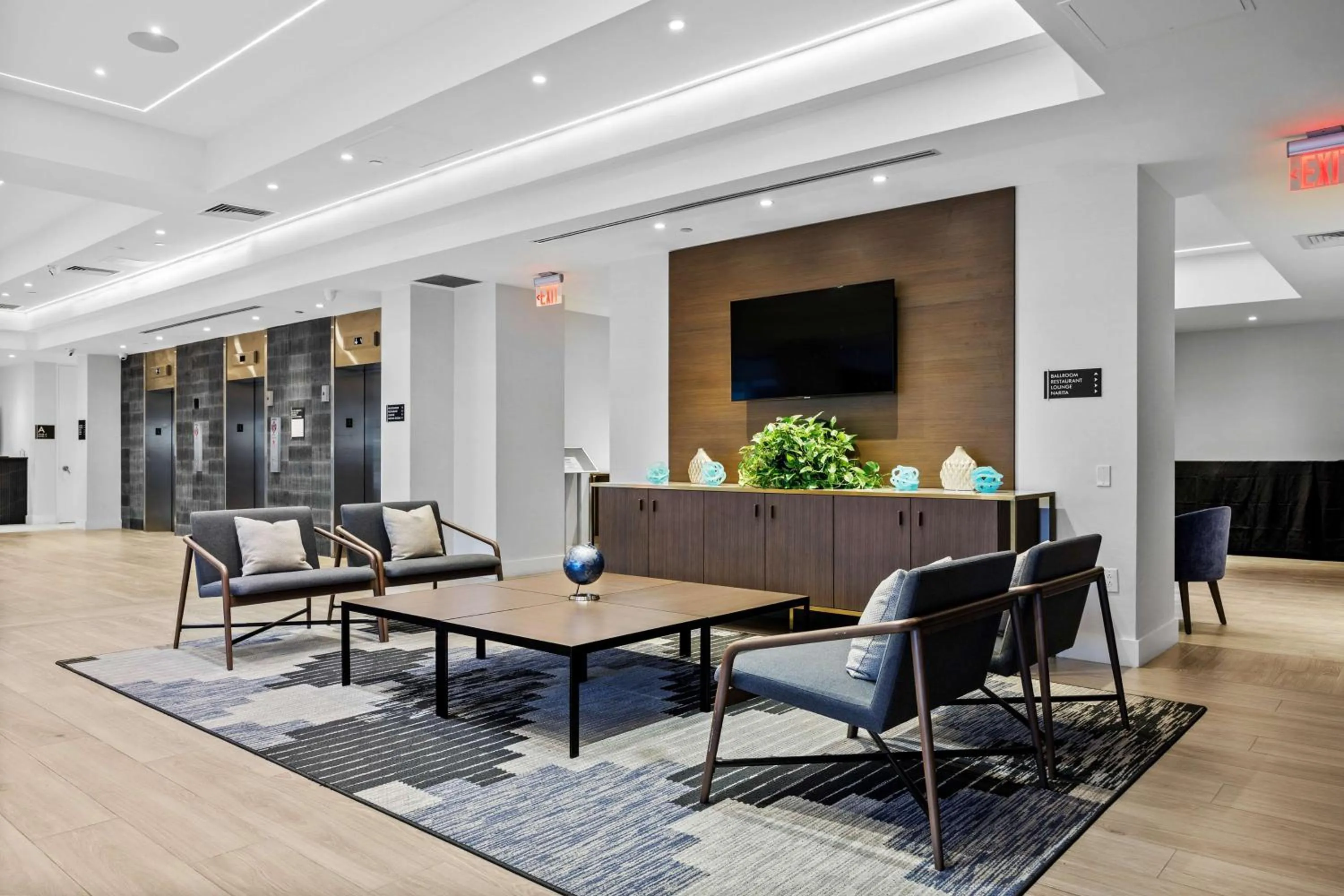 Lobby or reception in Radisson Hotel JFK Airport