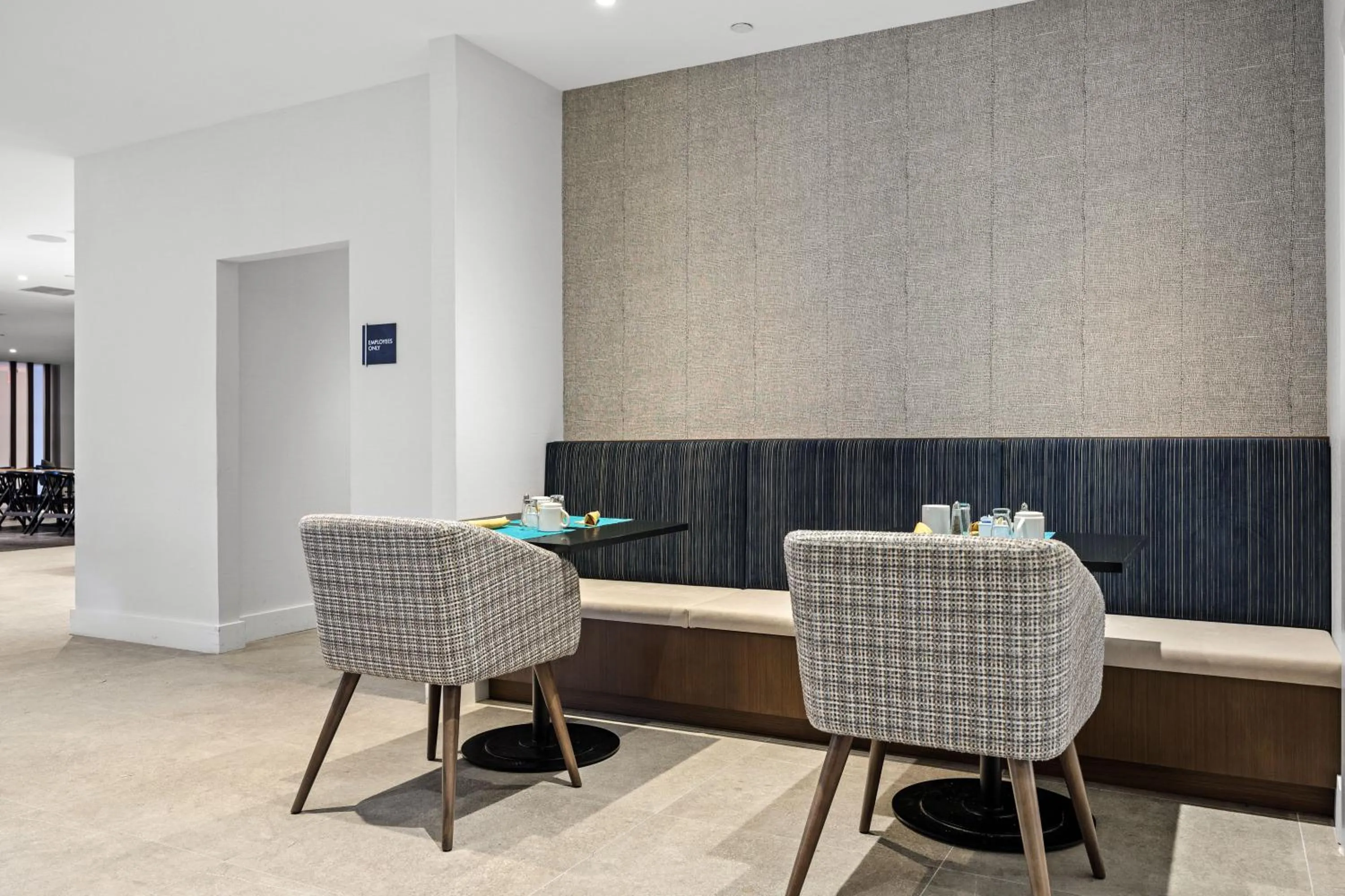 Dining area in Radisson Hotel JFK Airport