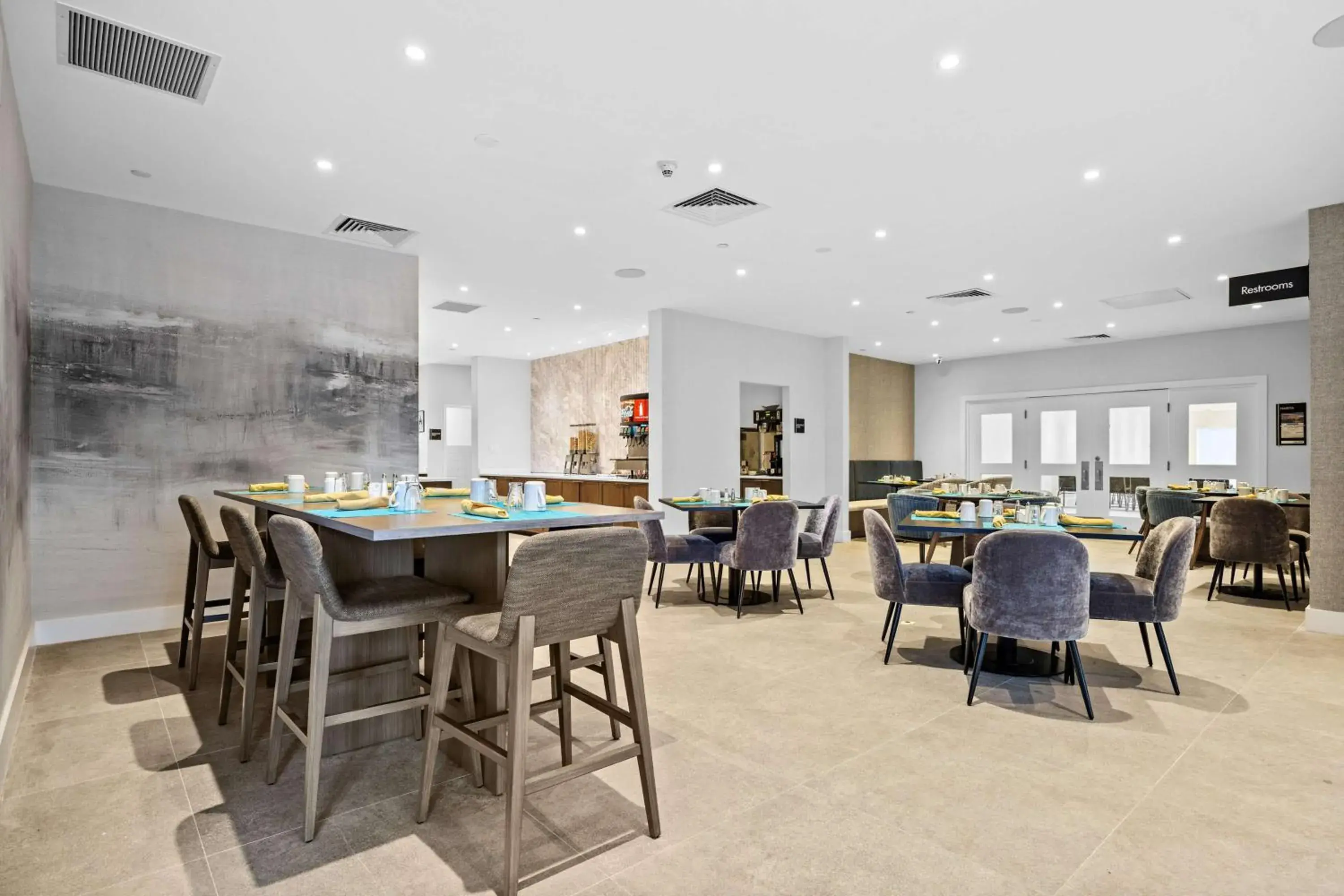 Restaurant/places to eat in Radisson Hotel JFK Airport Restaurant/places to eat in Radisson Hotel JFK Airport