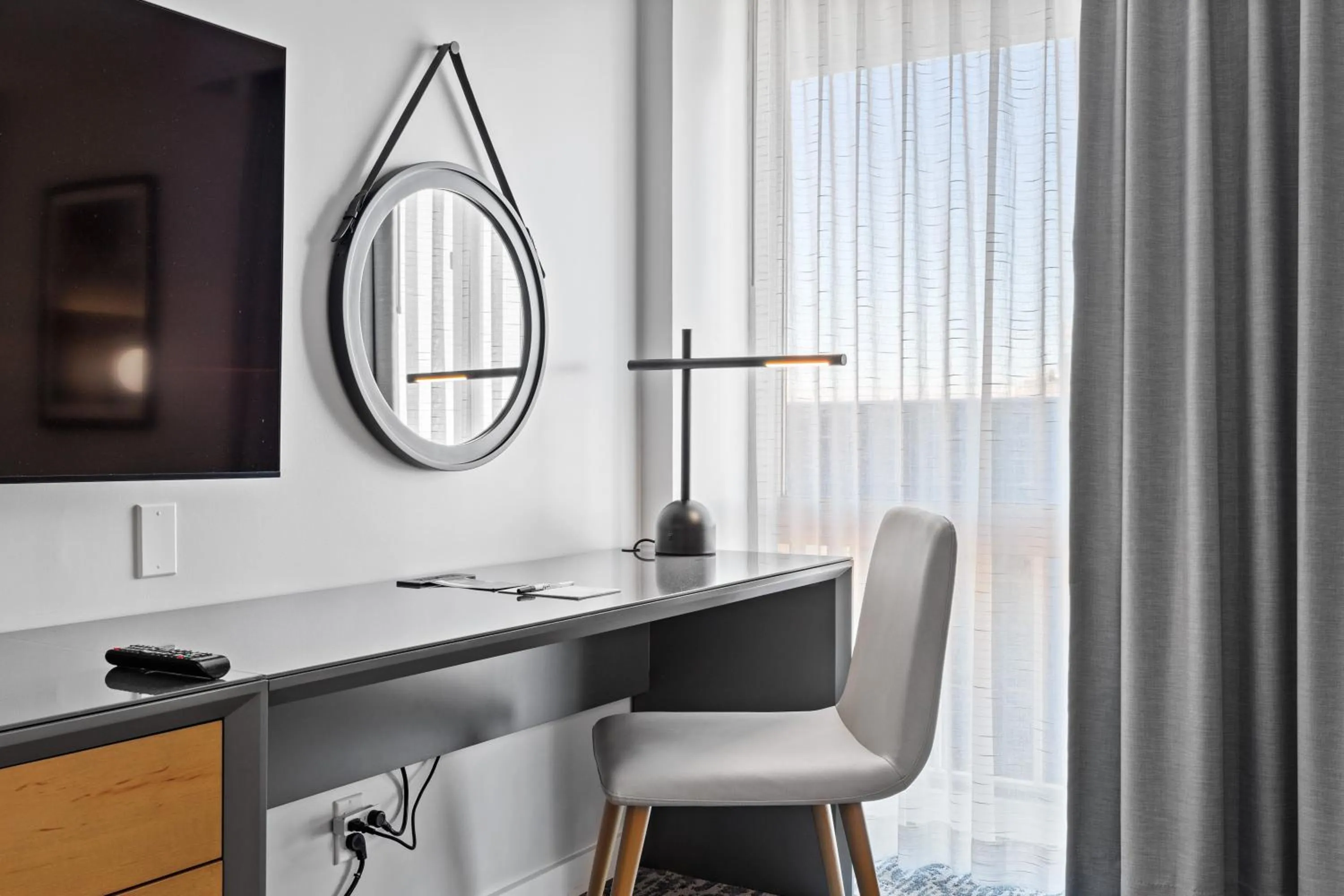 TV and multimedia in Radisson Hotel JFK Airport