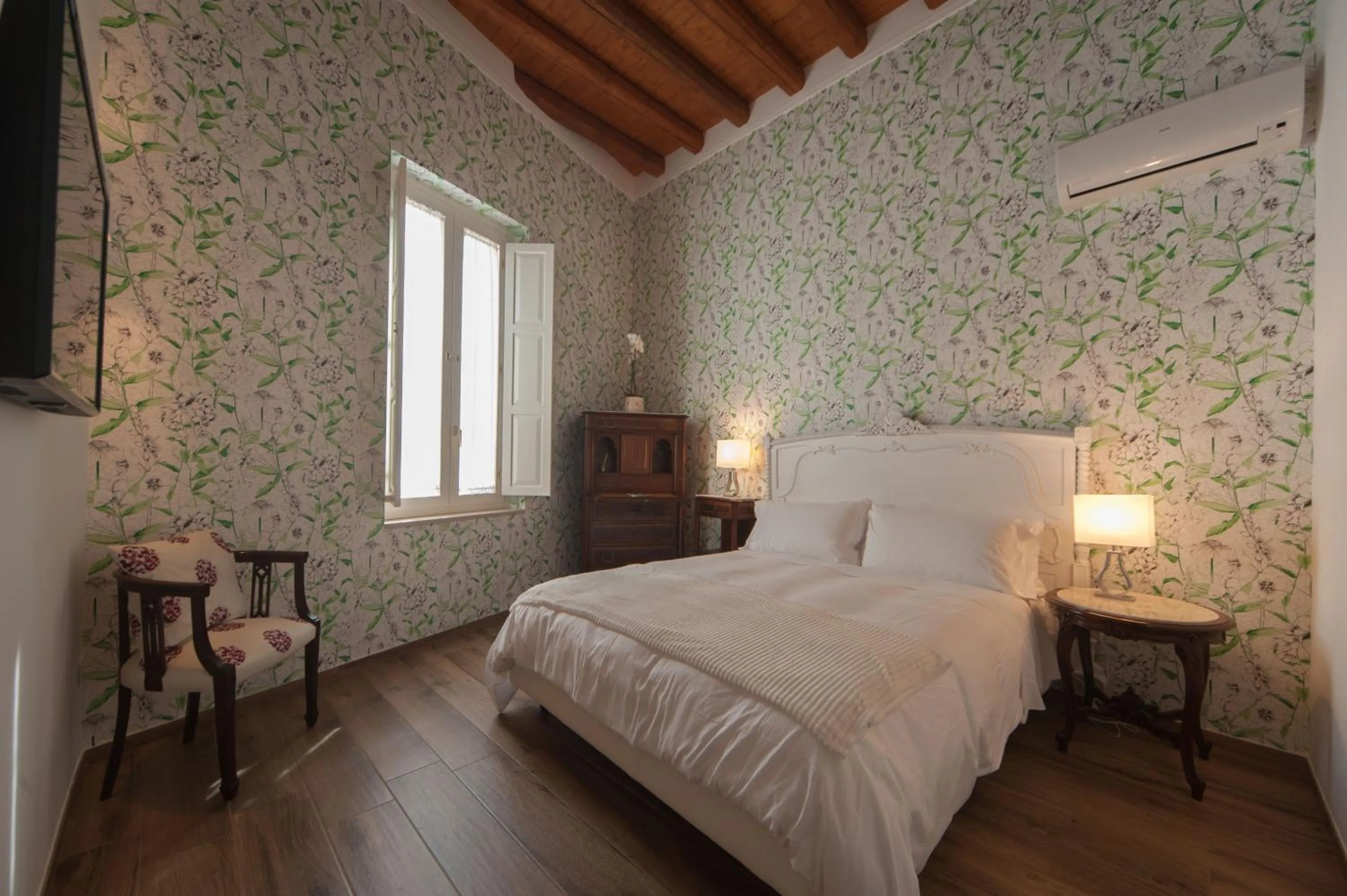 Photo of the whole room, Bed in La Soffitta Covelli