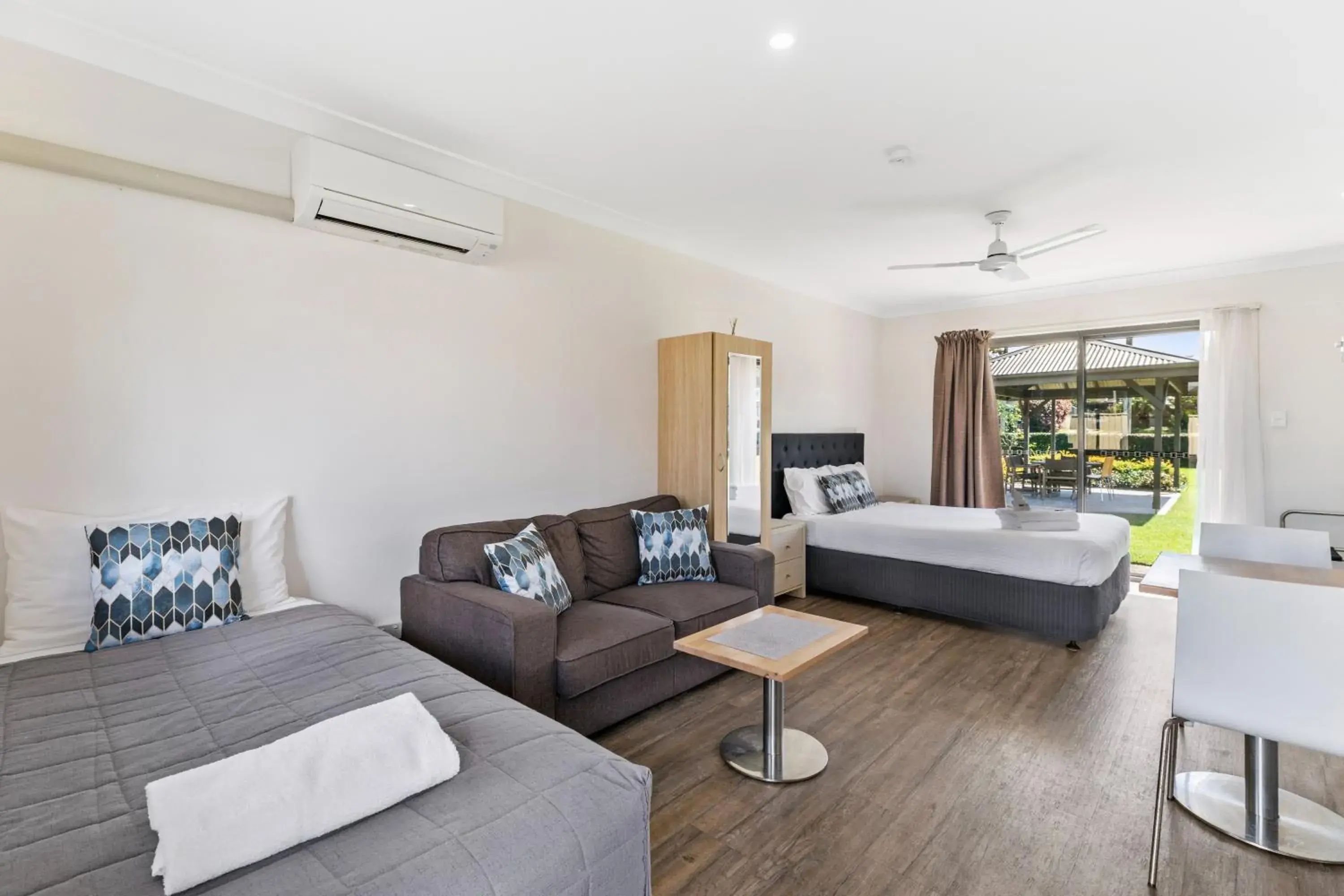 Triple Room in Lemon Tree Passage Motel Triple Room in Lemon Tree Passage Motel